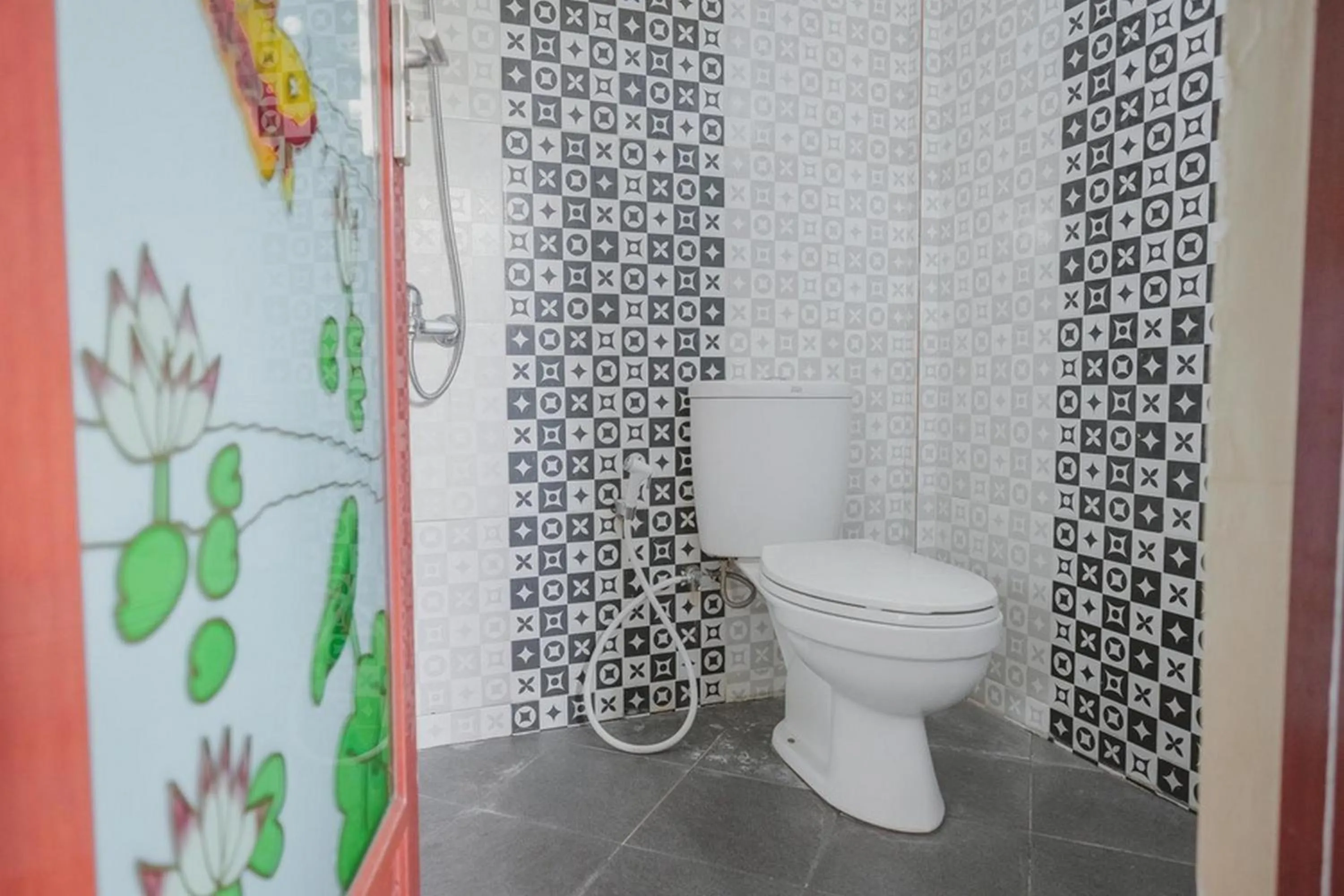 Bathroom in RedDoorz Syariah near Jamtos Jambi 2