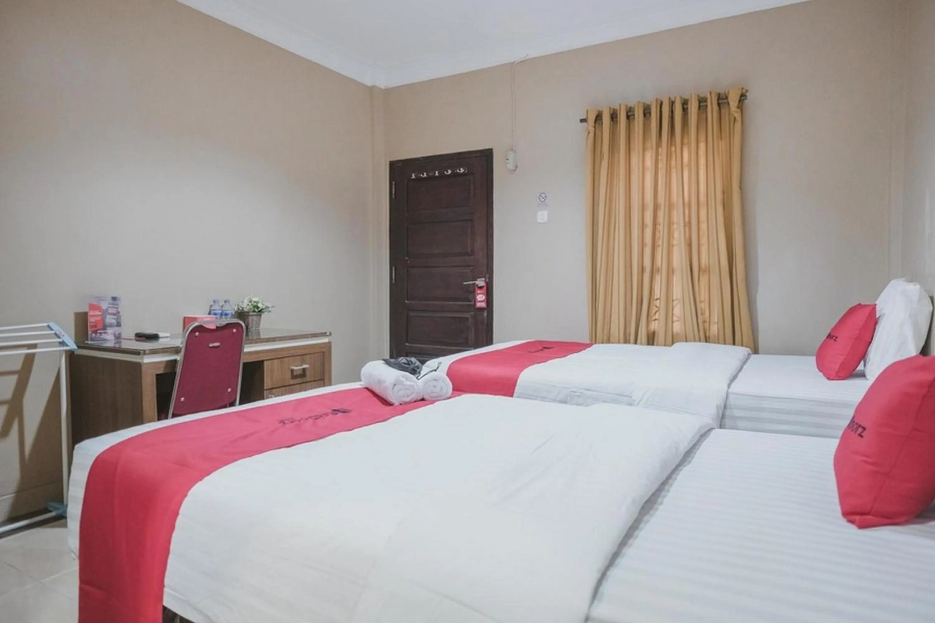 Bed in RedDoorz Syariah near Jamtos Jambi 2