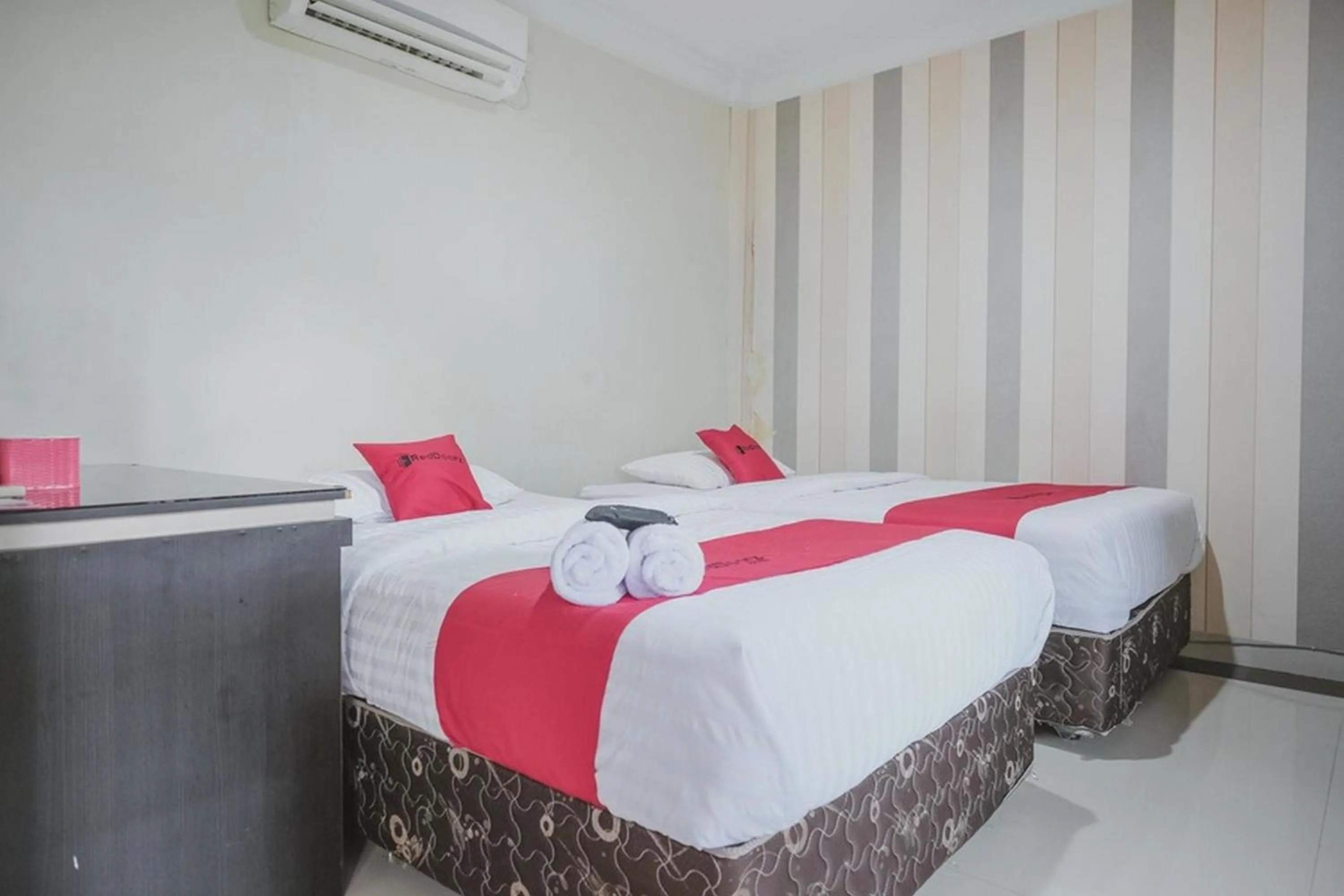 Bedroom, Bed in RedDoorz Syariah near Jamtos Jambi 2