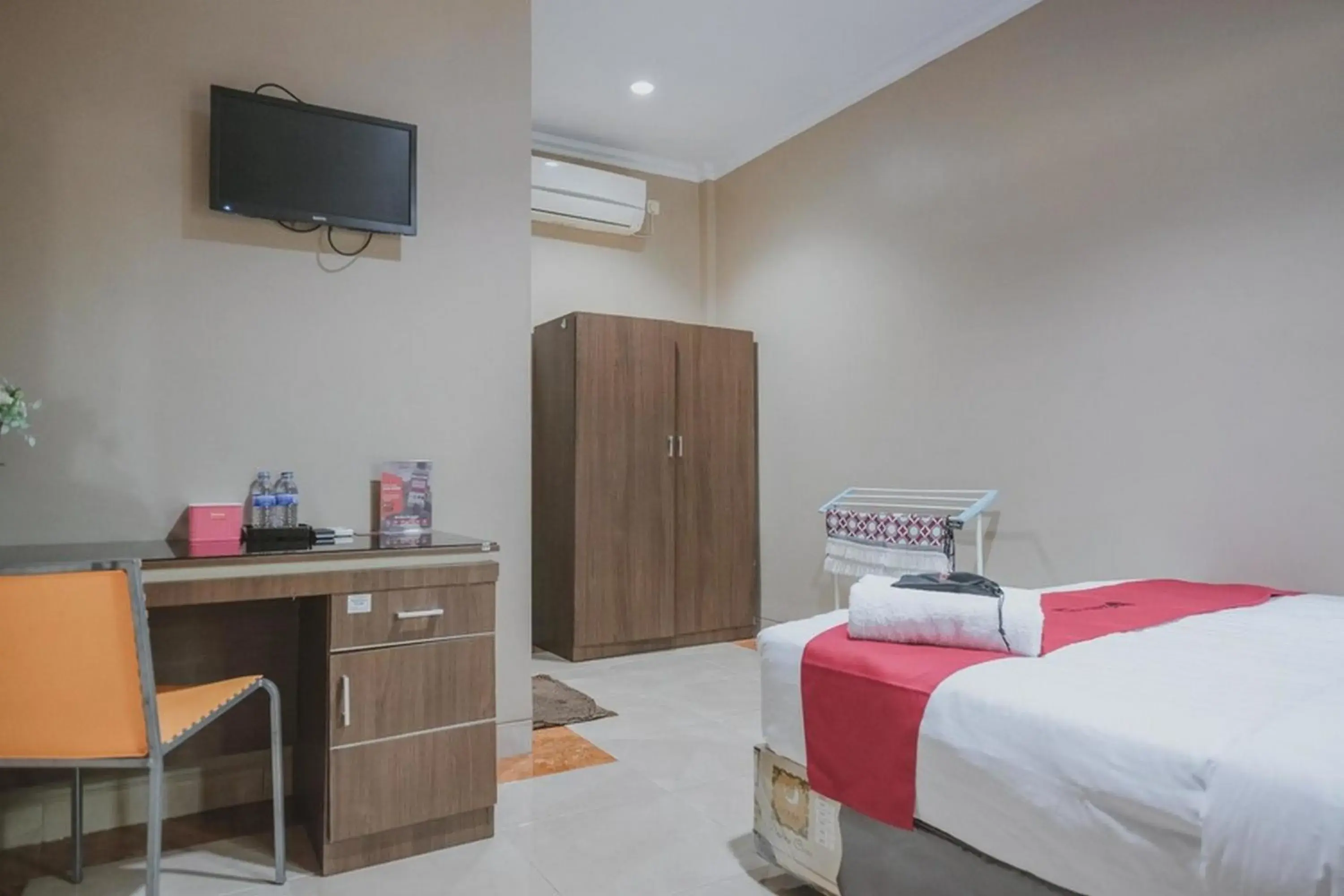 Bedroom, Bed in RedDoorz Syariah near Jamtos Jambi 2 Bedroom, Bed in RedDoorz Syariah near Jamtos Jambi 2