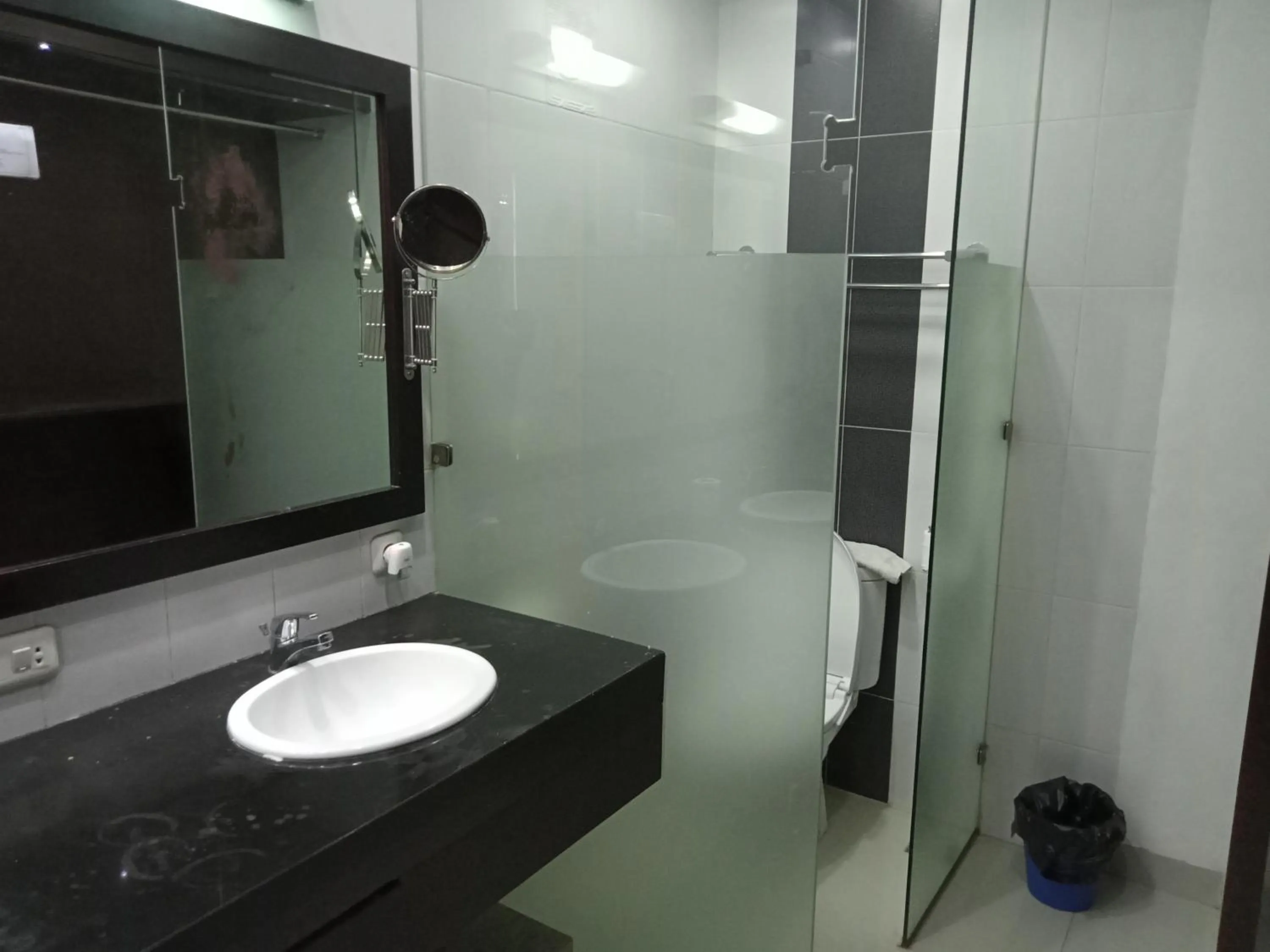 Bathroom in Puri Maju Hotel