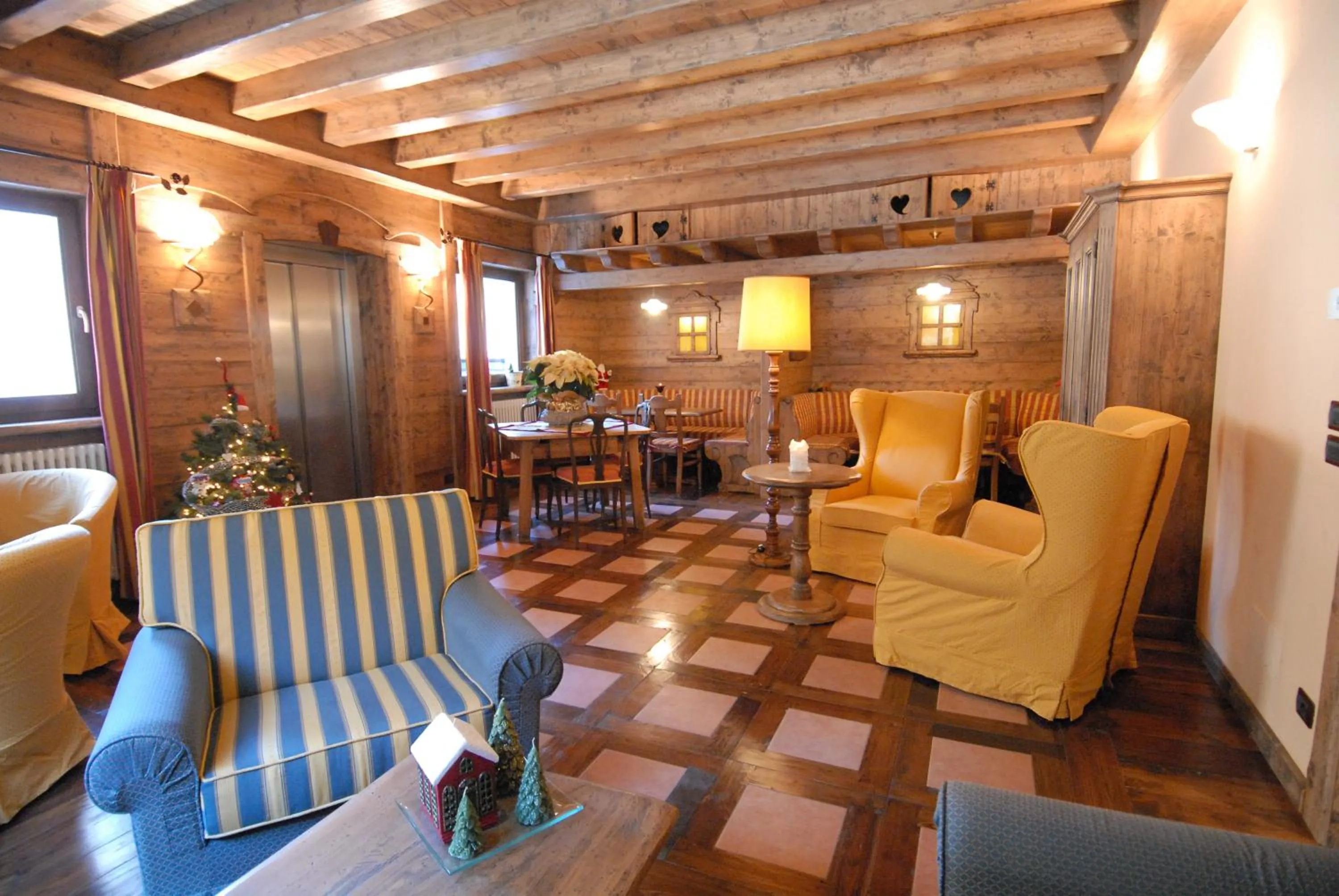 Communal lounge/ TV room in Hotel Des Roses