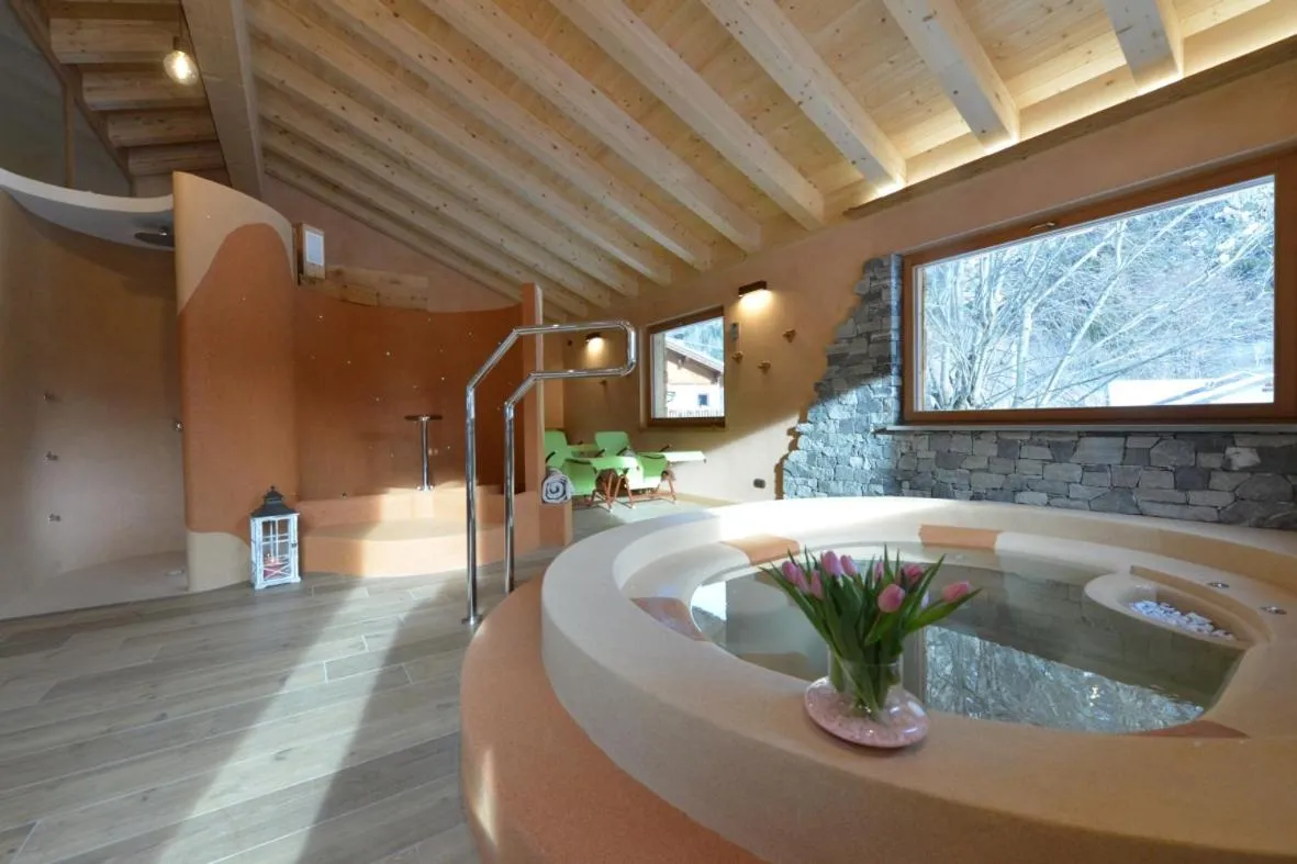 Hot Tub in Hotel Des Roses