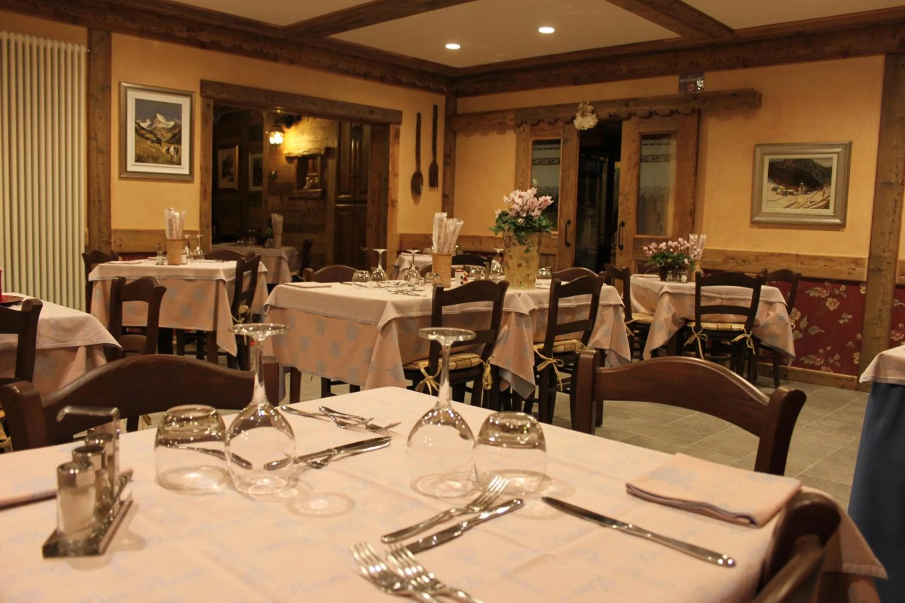 Restaurant/places to eat in Hotel Des Roses
