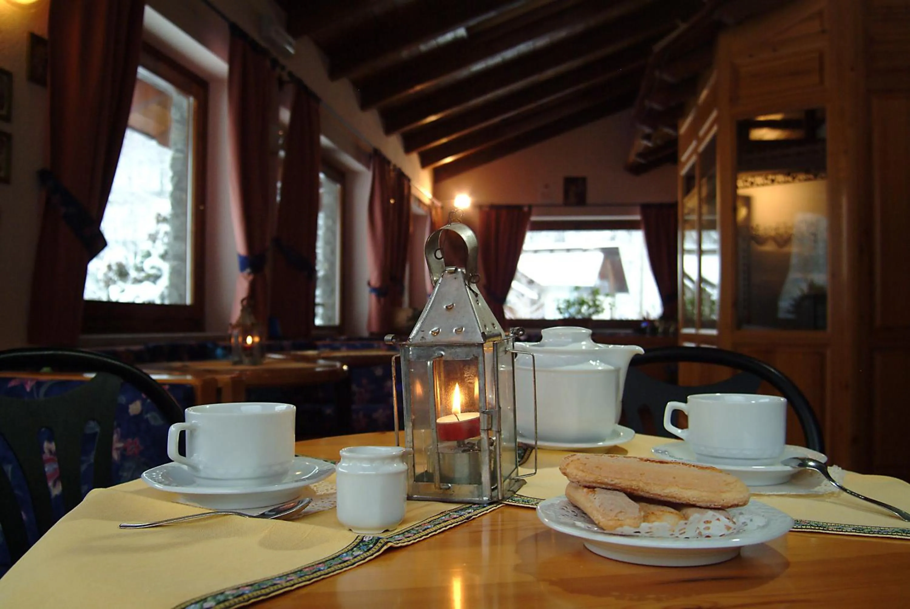 Restaurant/places to eat in Hotel Des Roses
