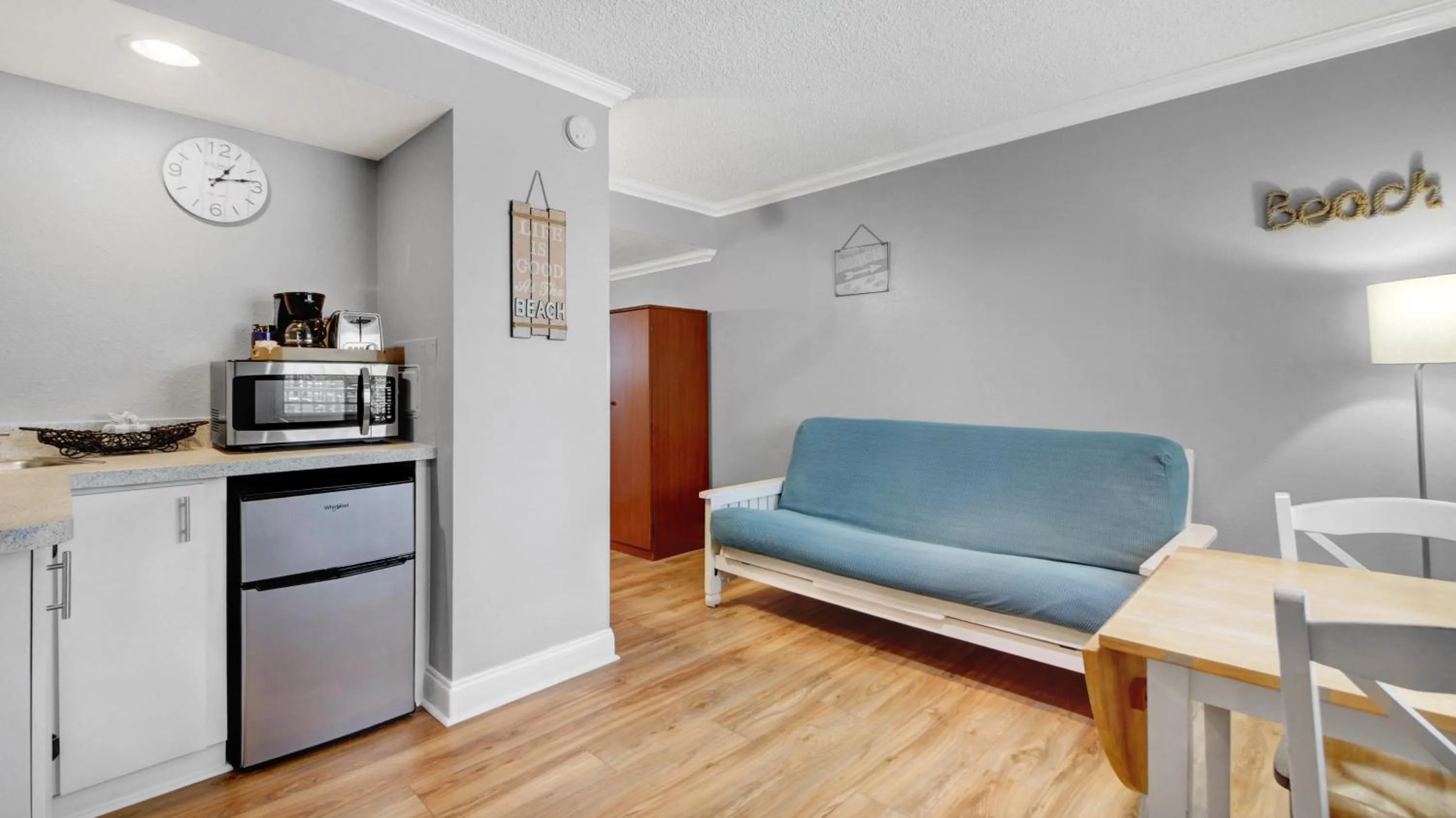 Kitchen or kitchenette in Pelican Pointe Clearwater Beach Hotel