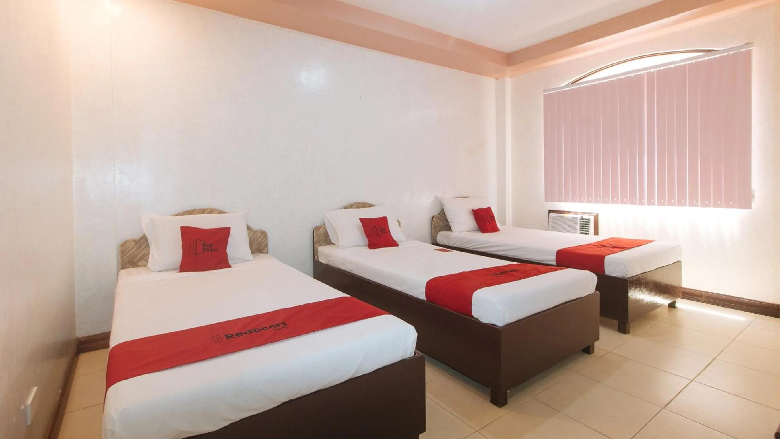 Bed in RedDoorz at Coco Grove Tourist Inn