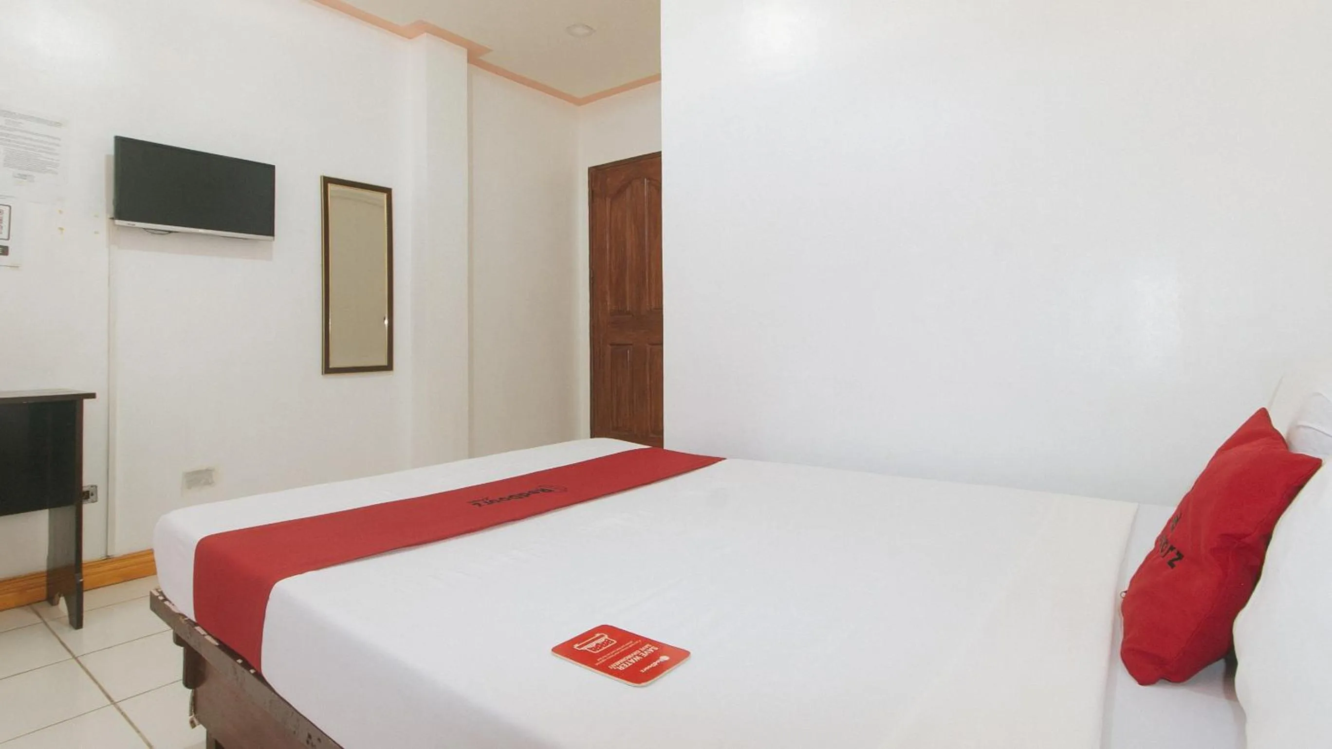 TV and multimedia, Bed in RedDoorz at Coco Grove Tourist Inn