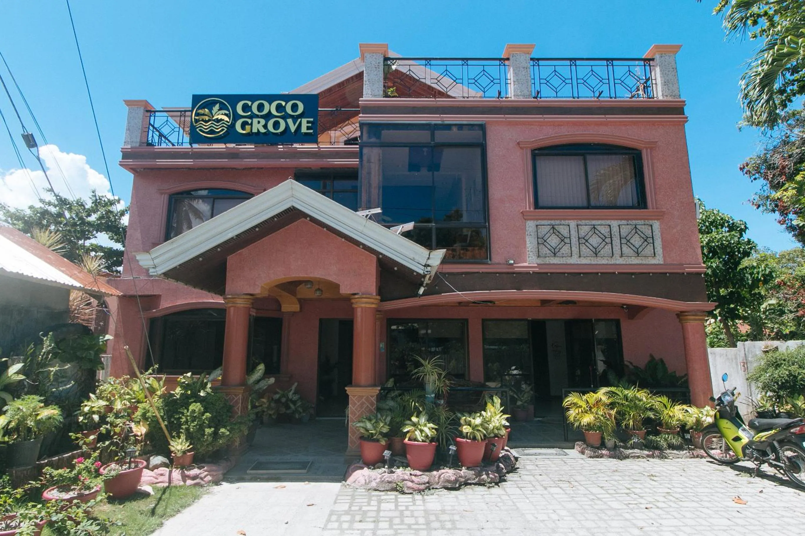Property building in RedDoorz at Coco Grove Tourist Inn