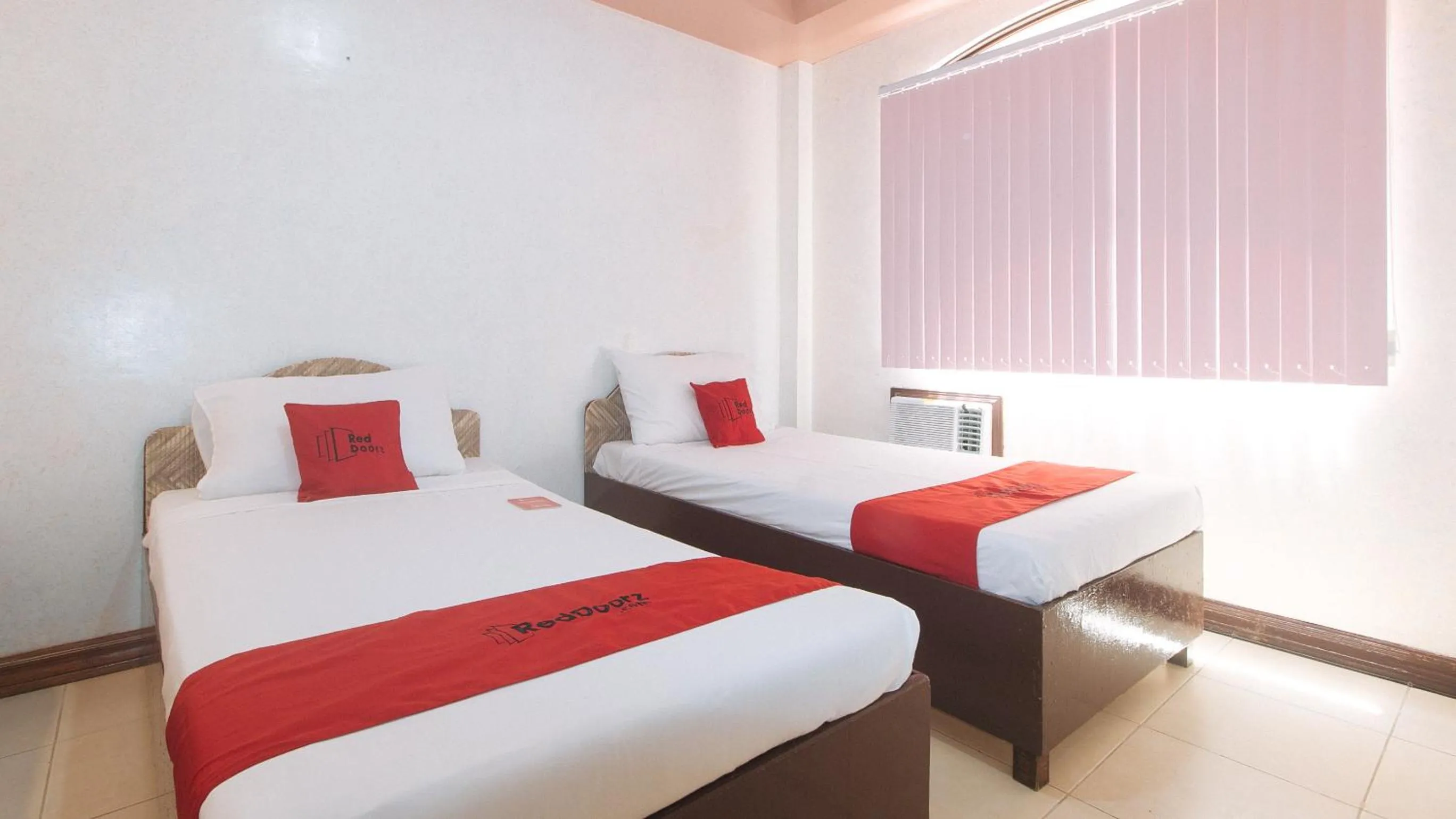 Bed in RedDoorz at Coco Grove Tourist Inn