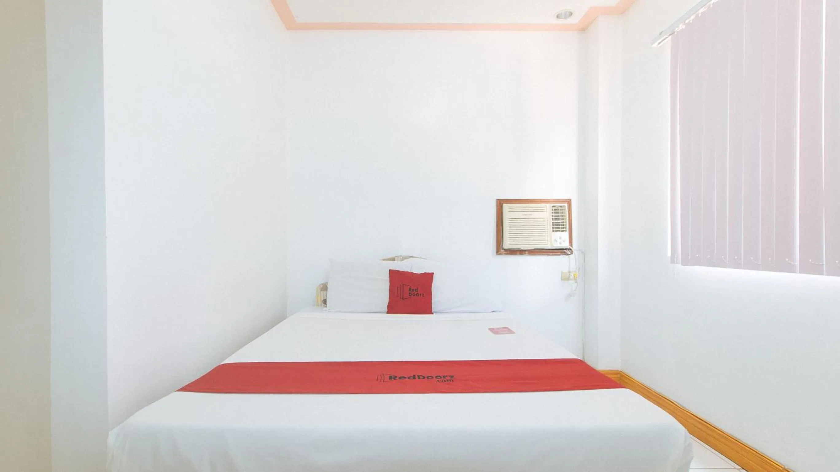 Bed in RedDoorz at Coco Grove Tourist Inn