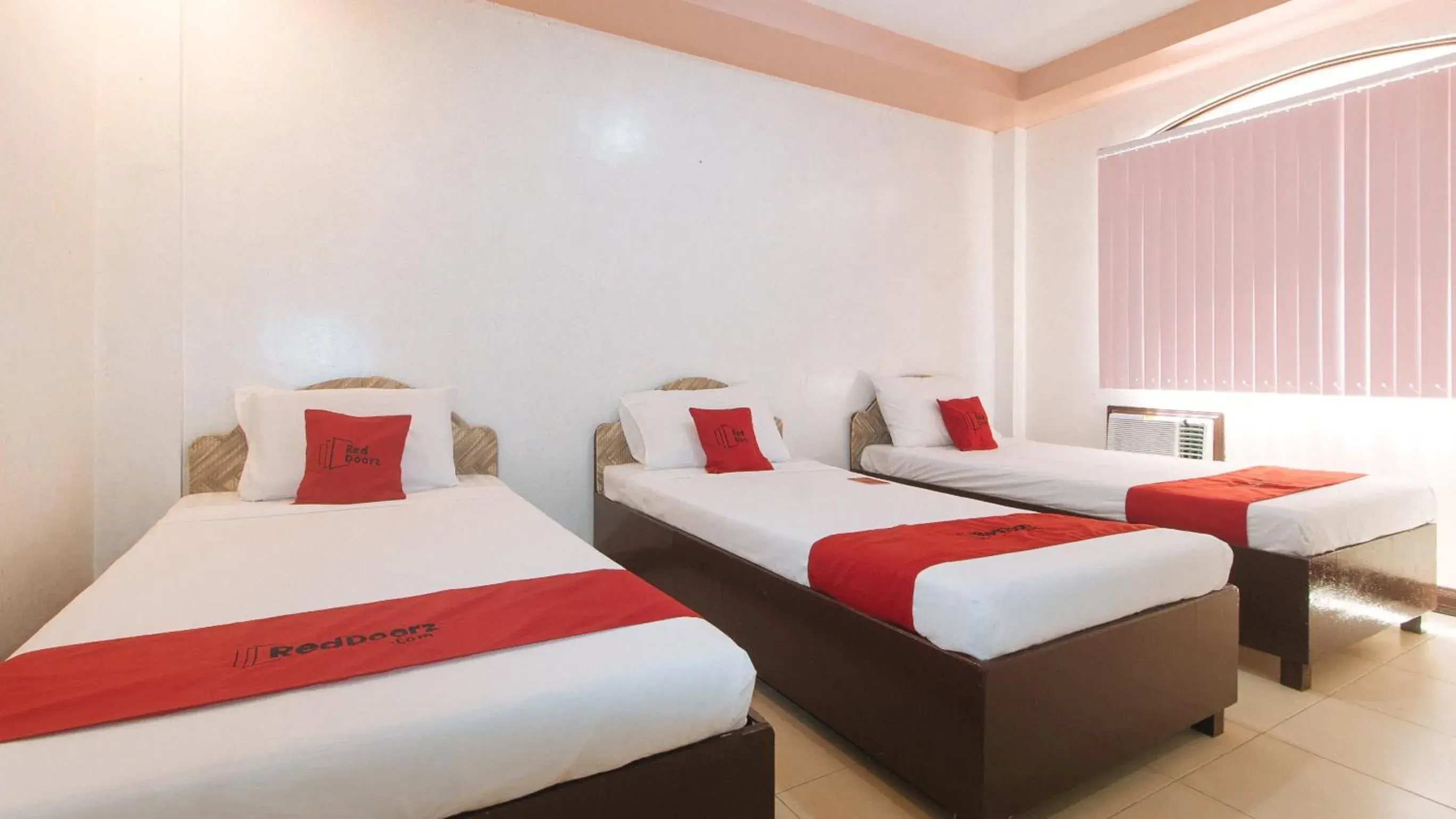 Family Room in RedDoorz at Coco Grove Tourist Inn Family Room in RedDoorz at Coco Grove Tourist Inn