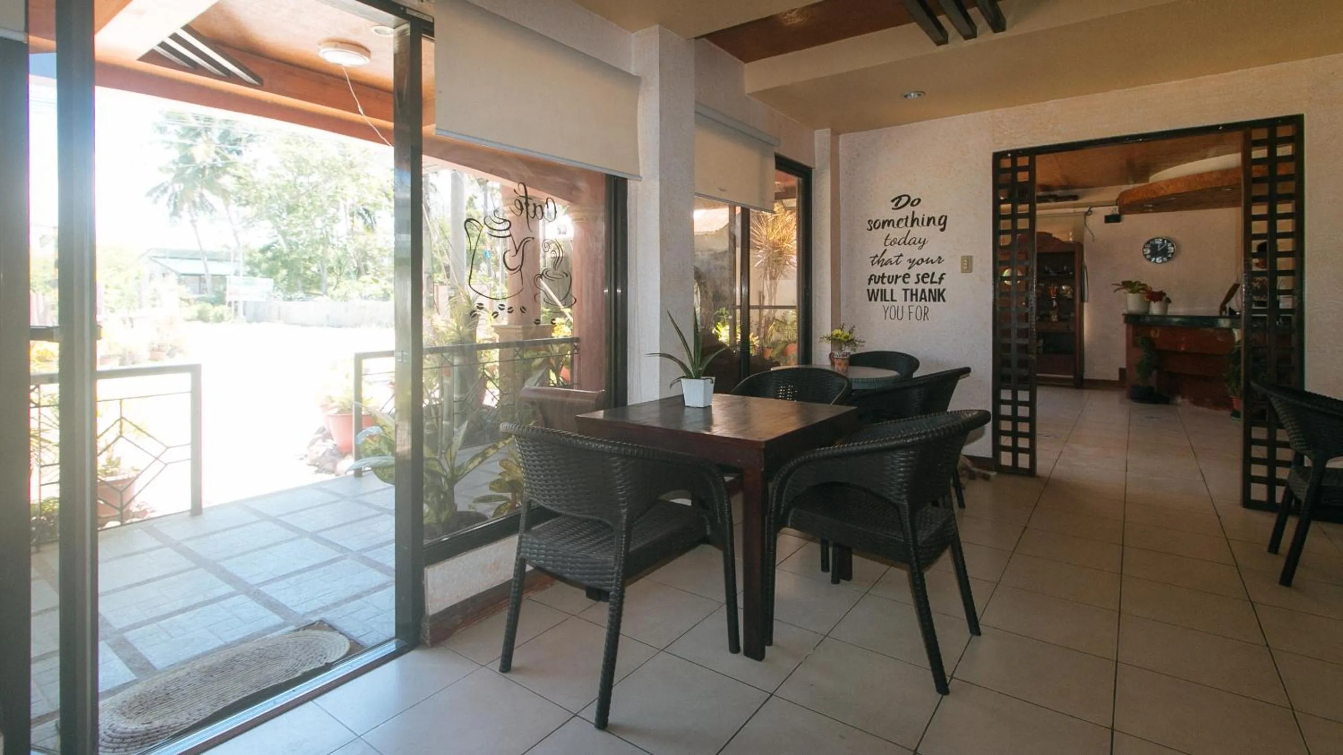 Restaurant/places to eat in RedDoorz at Coco Grove Tourist Inn