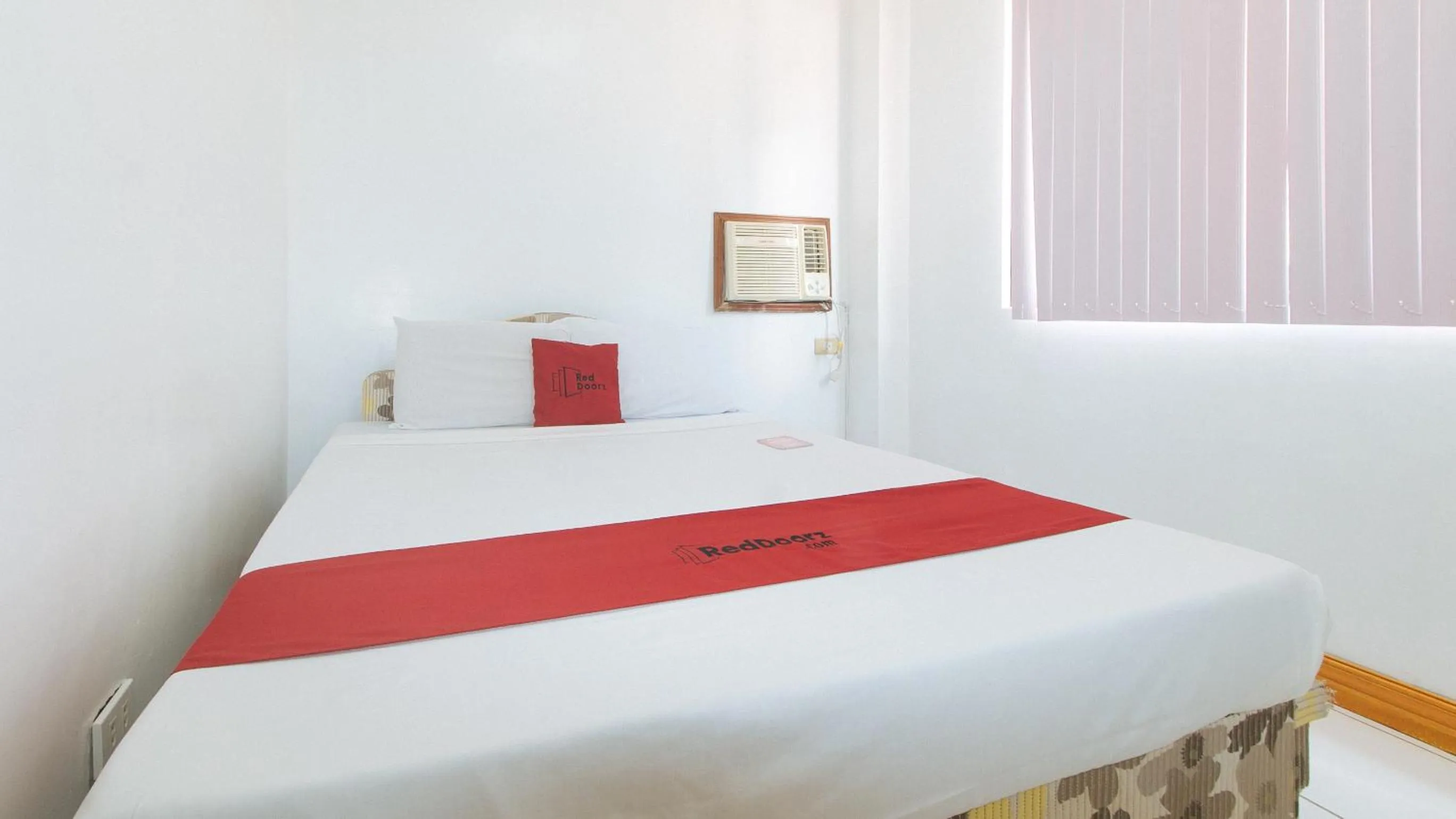 Bed in RedDoorz at Coco Grove Tourist Inn