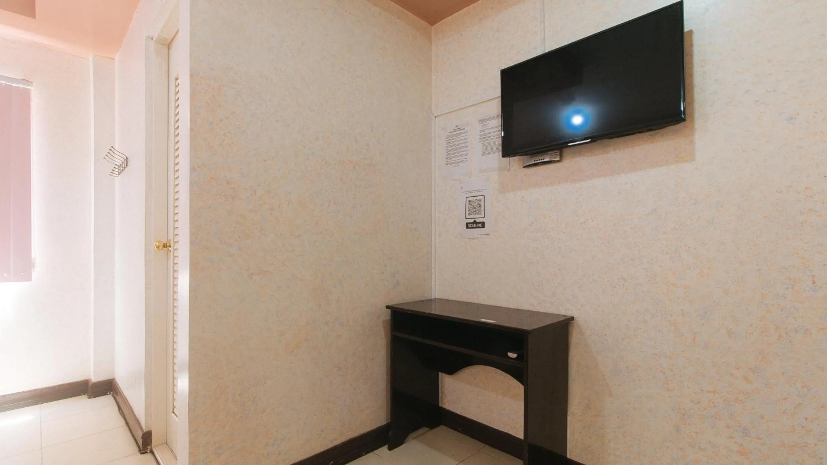 TV and multimedia in RedDoorz at Coco Grove Tourist Inn