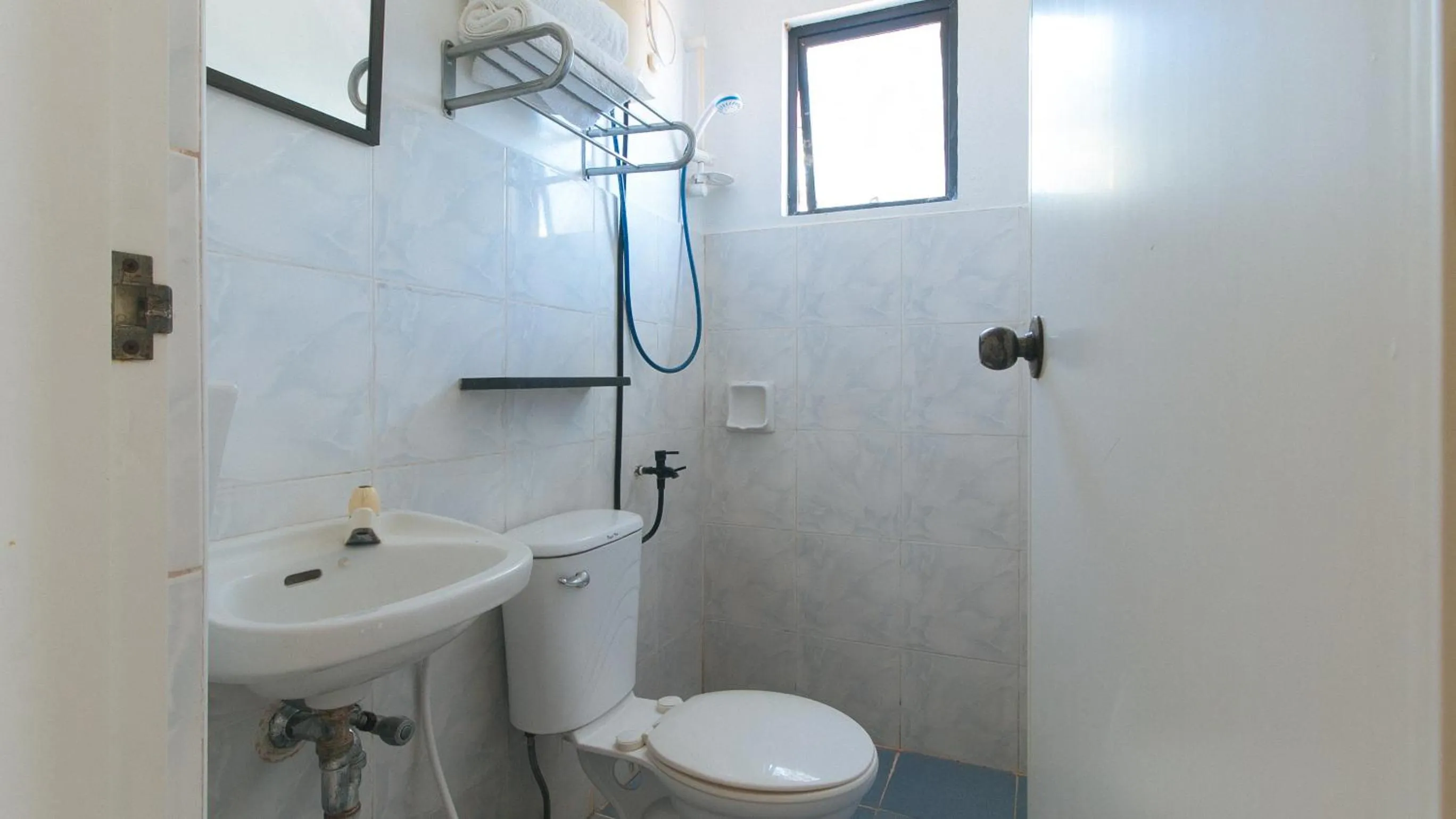 Toilet in RedDoorz at Coco Grove Tourist Inn