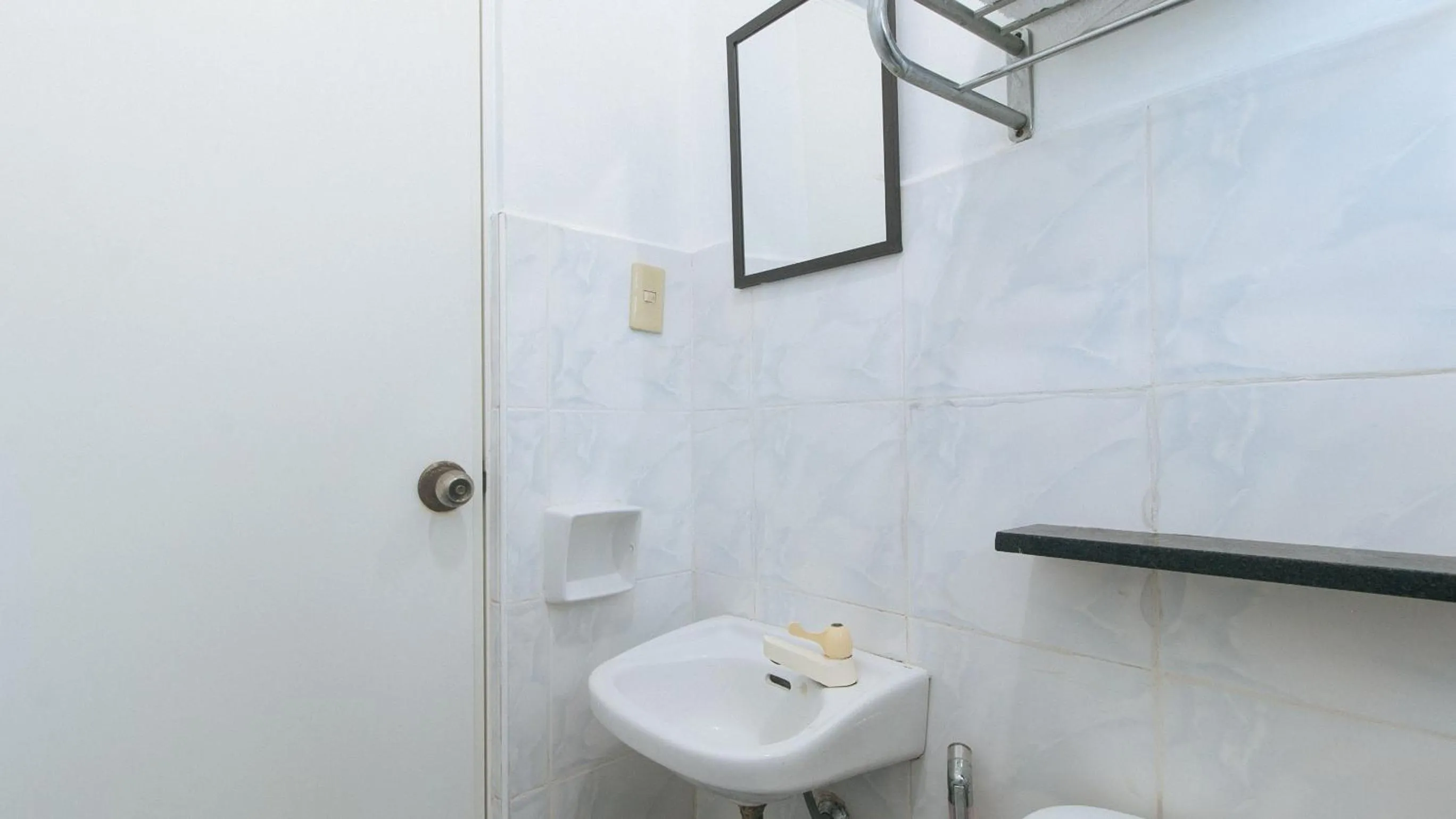 Bathroom in RedDoorz at Coco Grove Tourist Inn