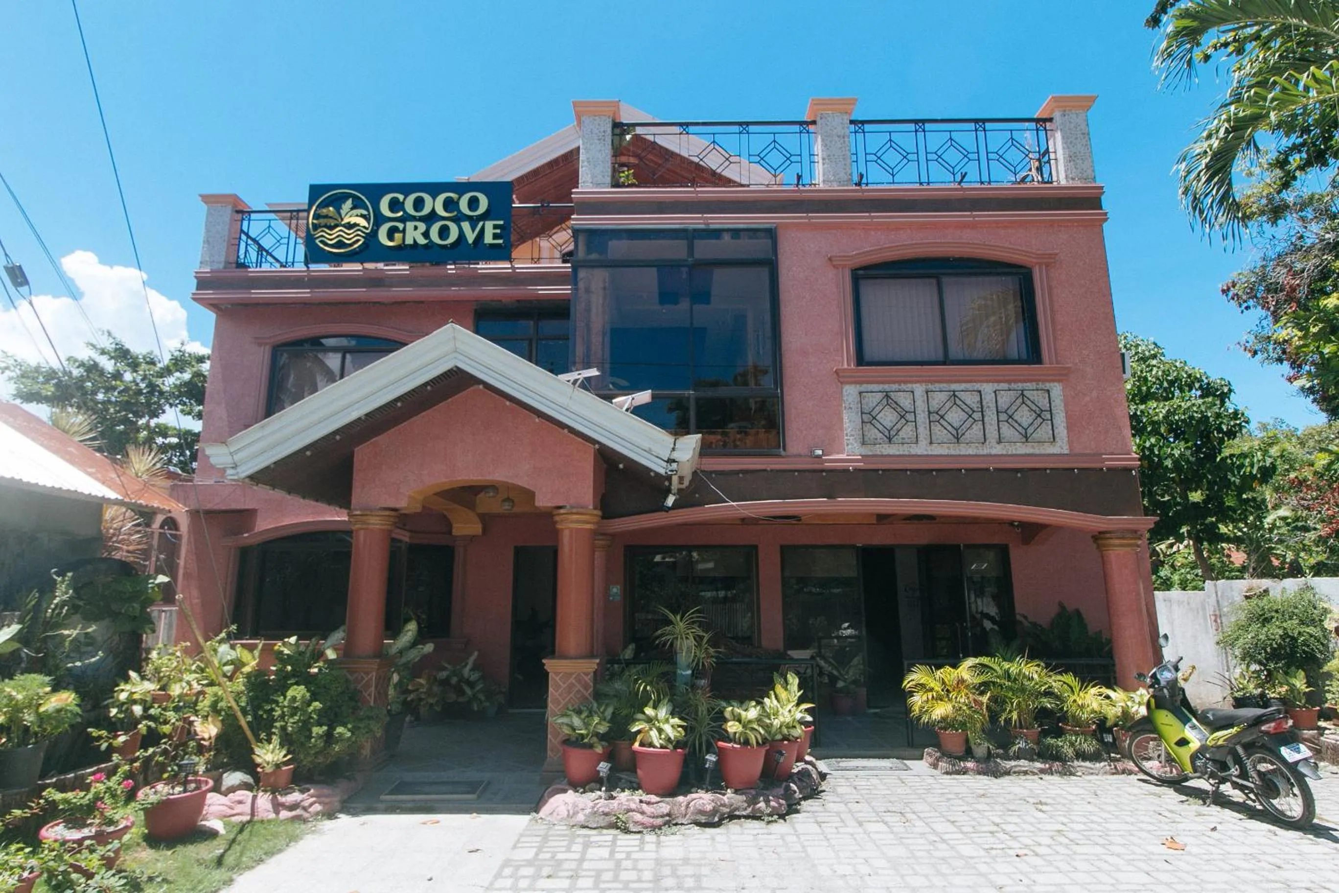 Property building in RedDoorz at Coco Grove Tourist Inn
