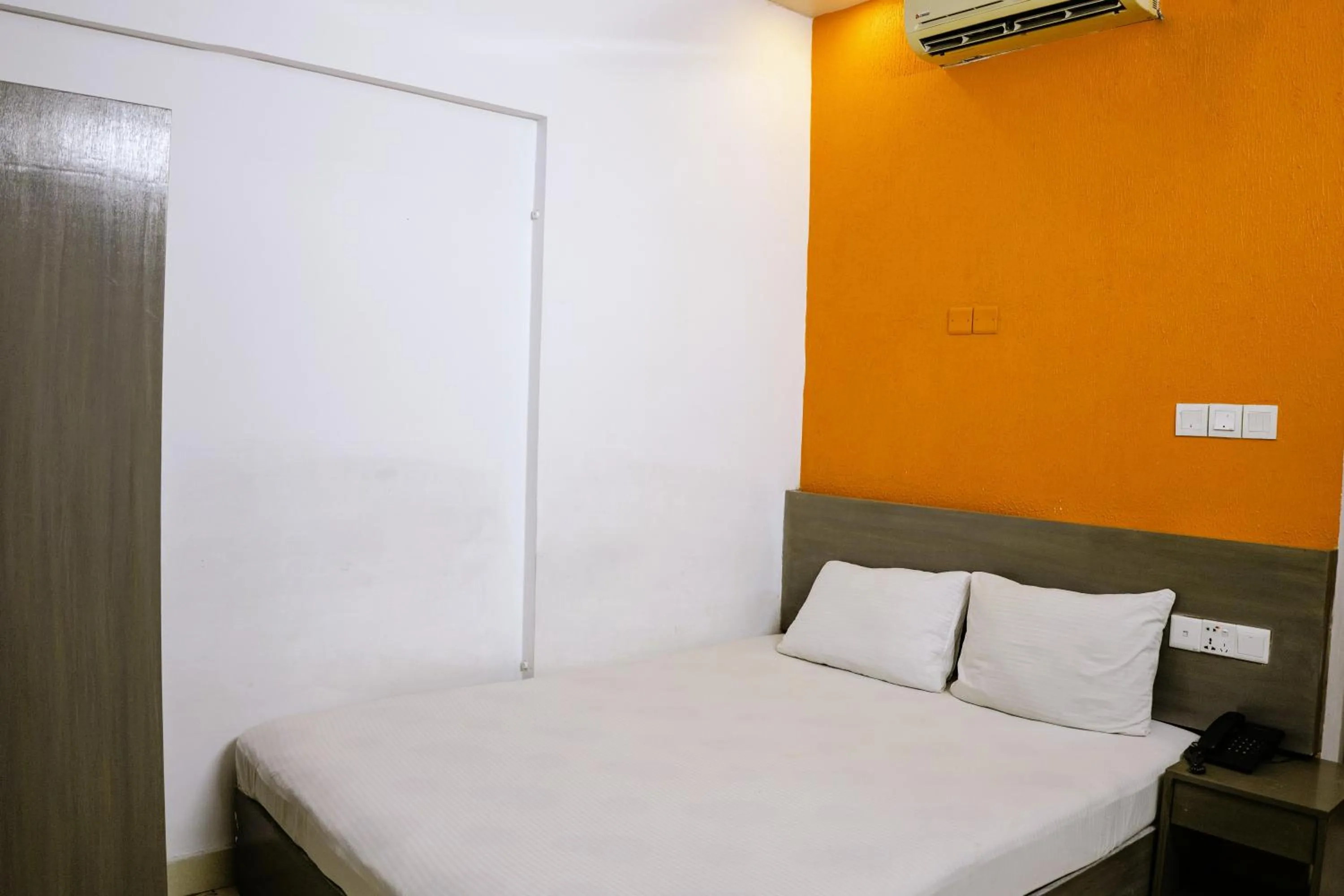 Bedroom, Bed in Laguna Beach Hotel & Resort