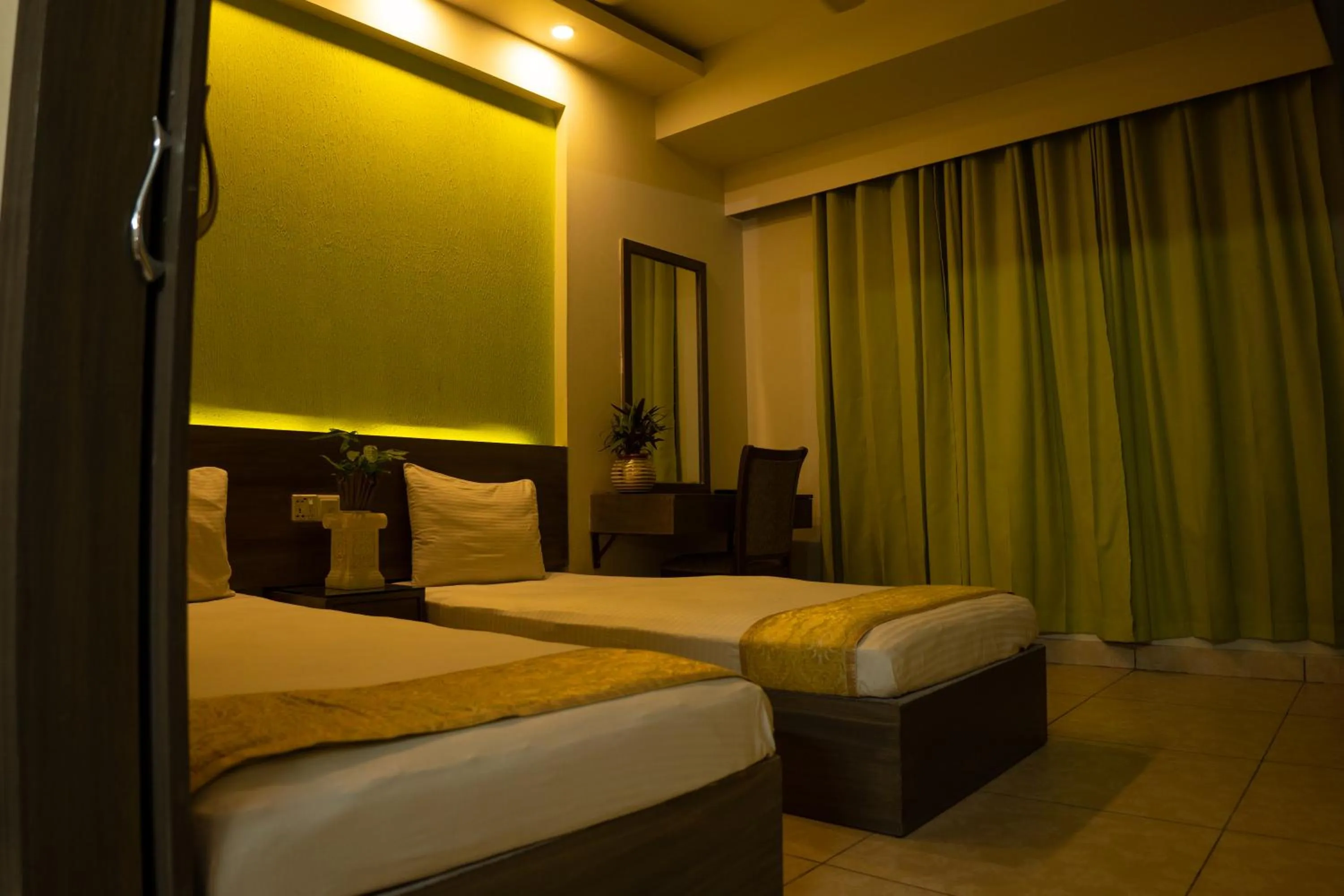 Bedroom, Bed in Laguna Beach Hotel & Resort