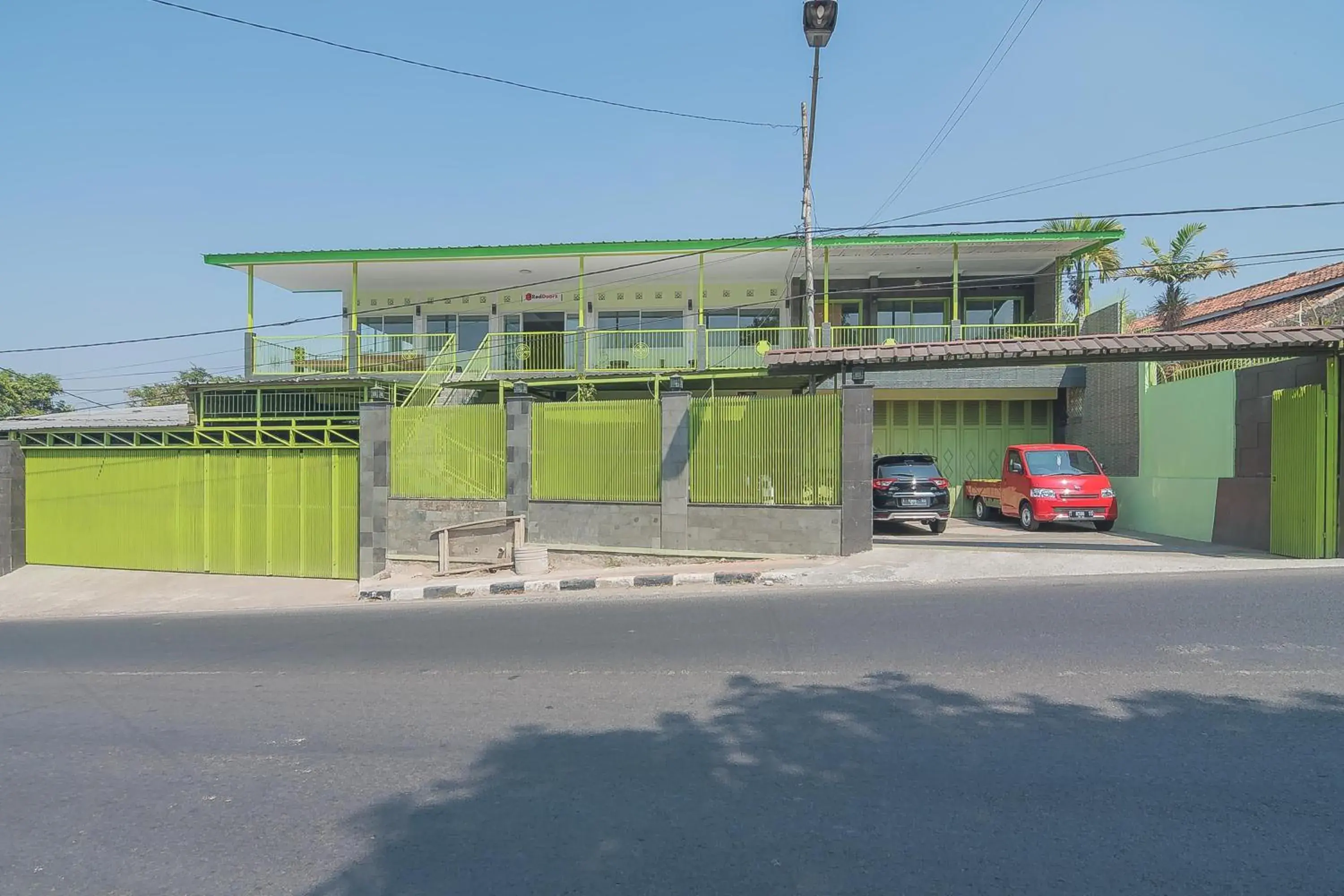 Property building in RedDoorz Syariah near Museum Wisma Karya Subang Property building in RedDoorz Syariah near Museum Wisma Karya Subang