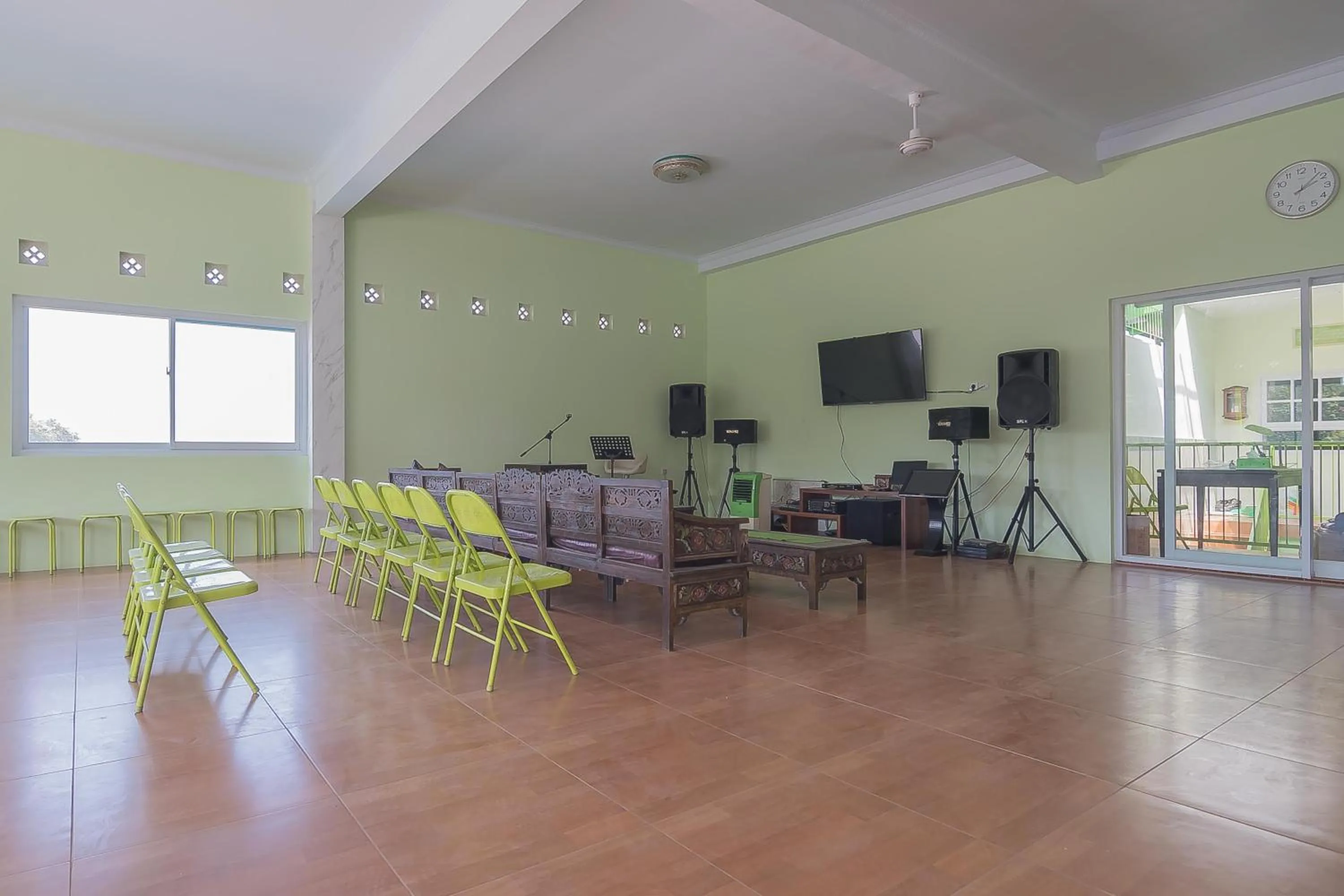 Meeting/conference room in RedDoorz Syariah near Museum Wisma Karya Subang