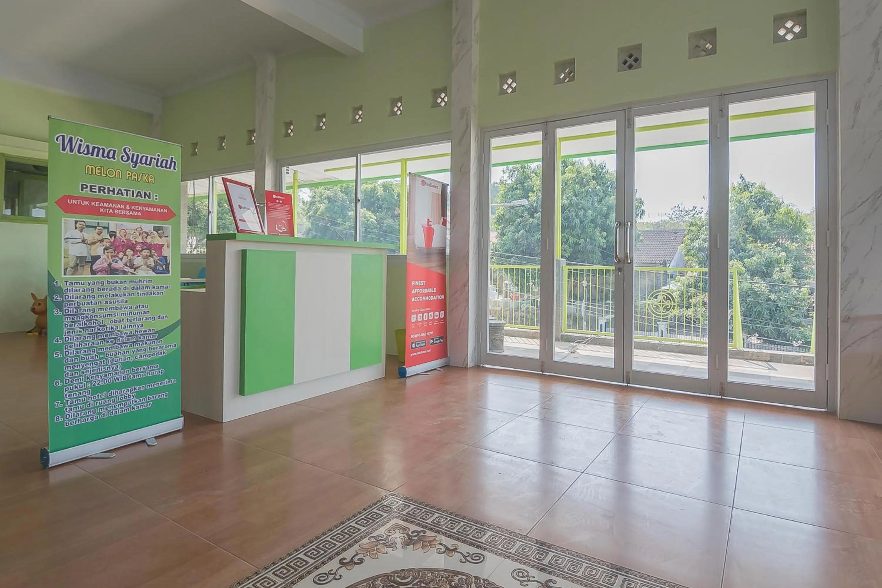 Lobby or reception in RedDoorz Syariah near Museum Wisma Karya Subang