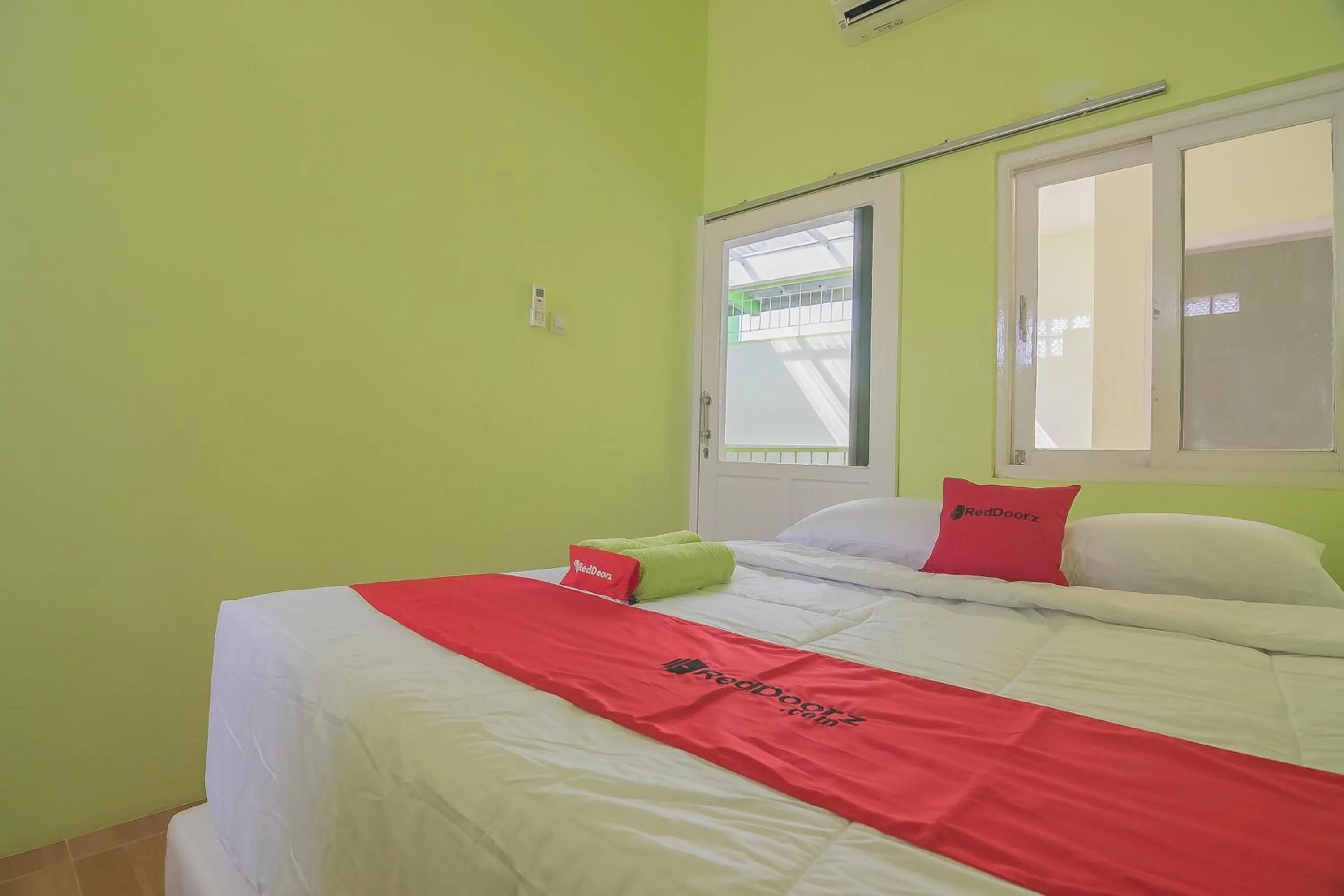 Bed in RedDoorz Syariah near Museum Wisma Karya Subang