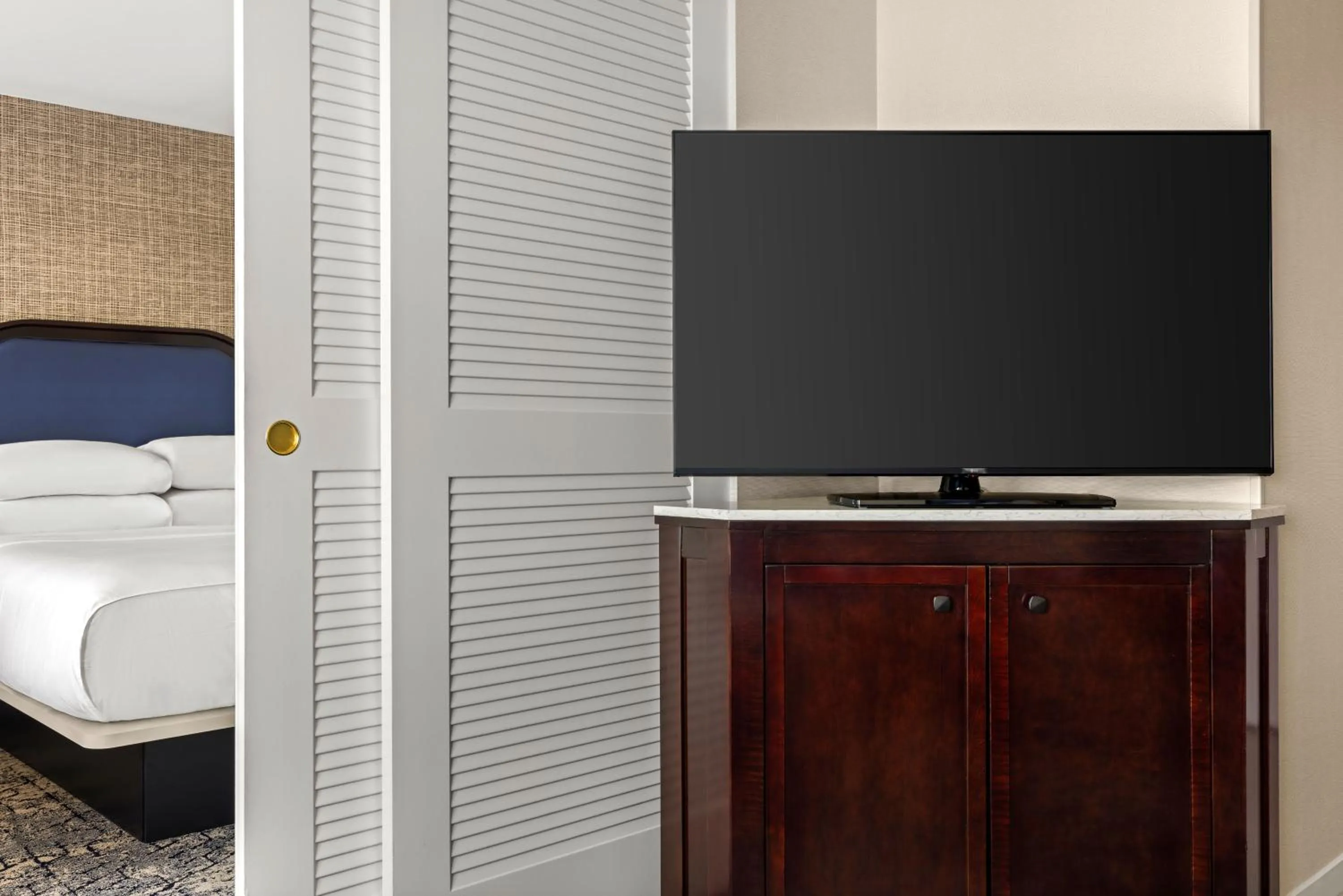 Living room, Bed in Sheraton Suites Galleria Atlanta