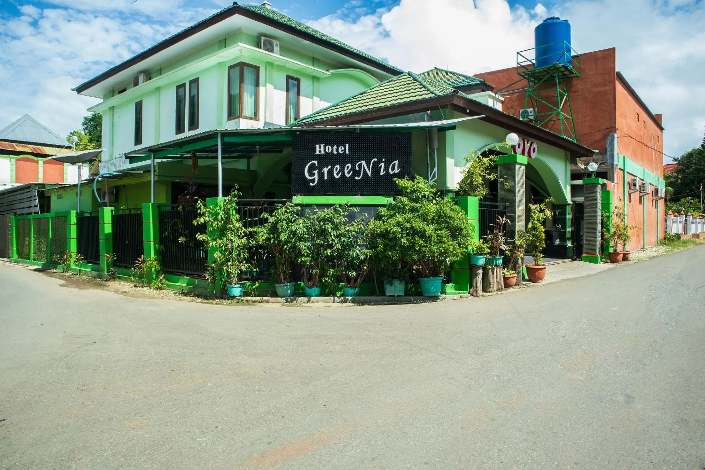 Facade/entrance in Super OYO 1682 Greenia Hotel