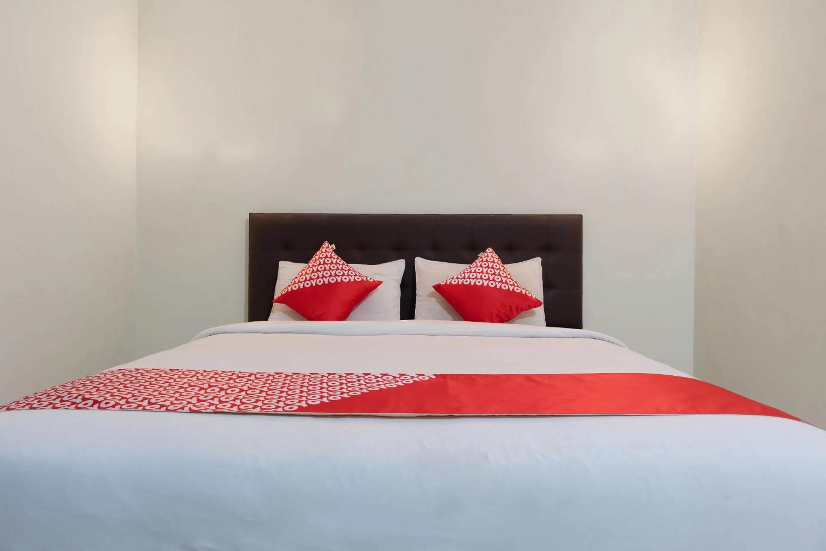 Bedroom in Super OYO 1682 Greenia Hotel