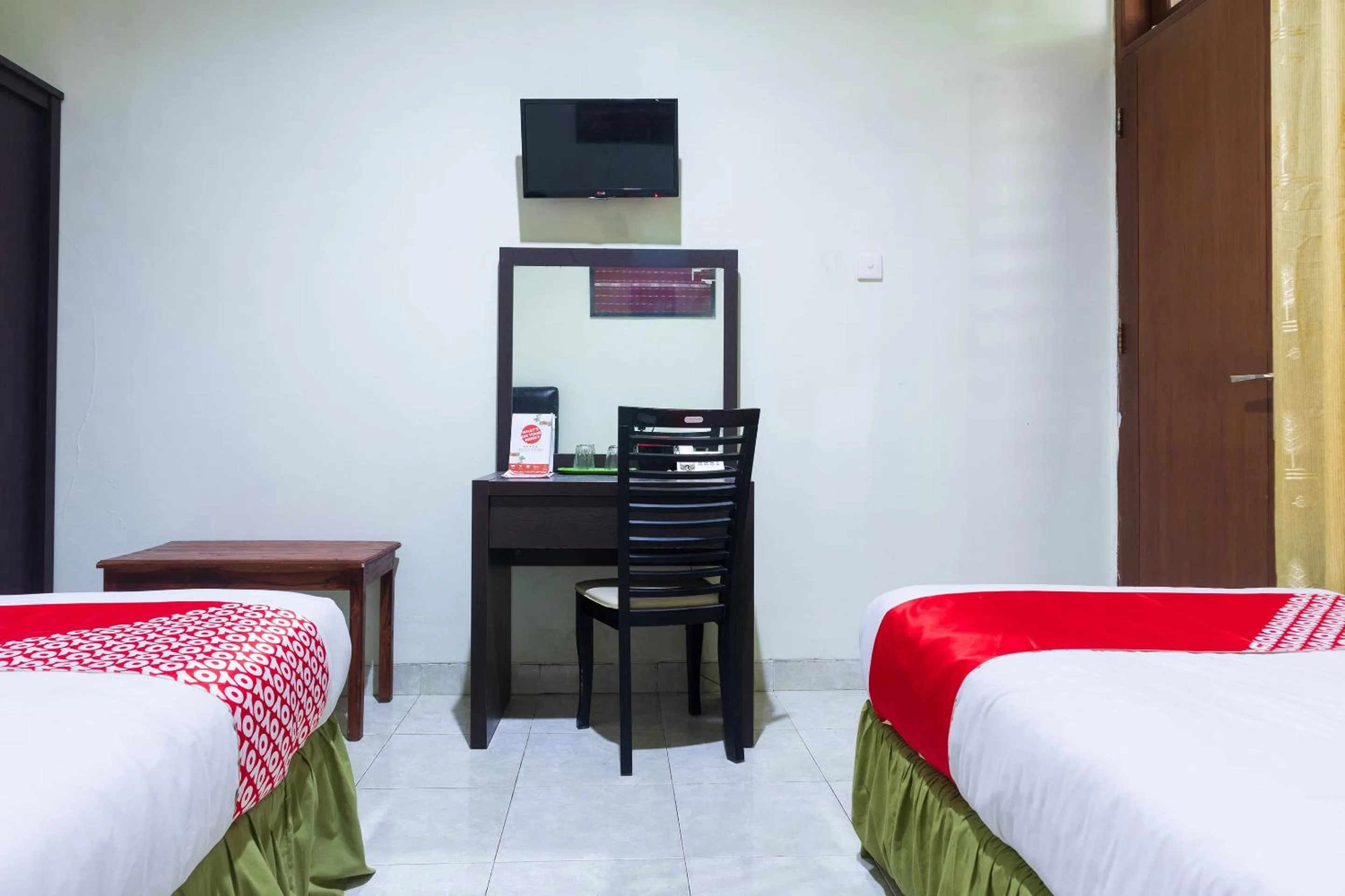 Bedroom in Super OYO 1682 Greenia Hotel