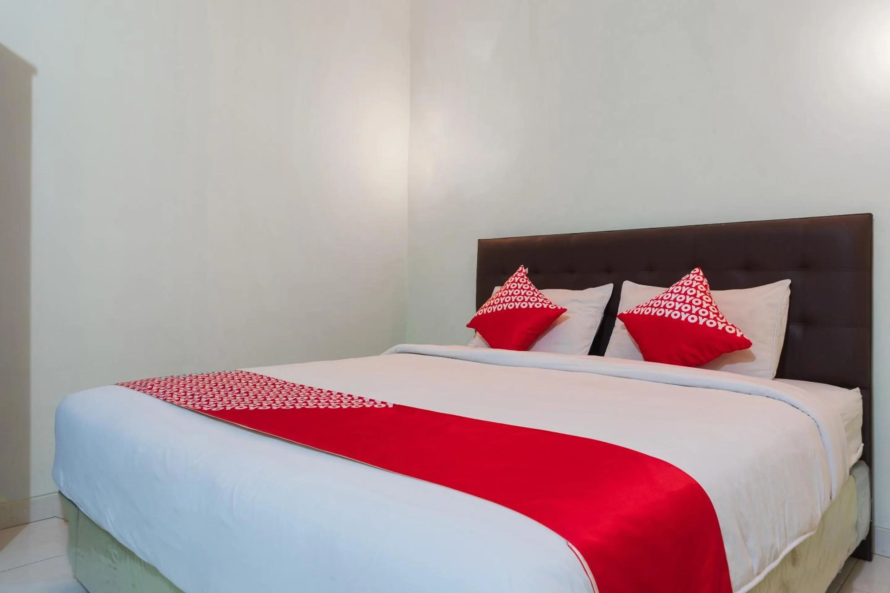 Bedroom in Super OYO 1682 Greenia Hotel