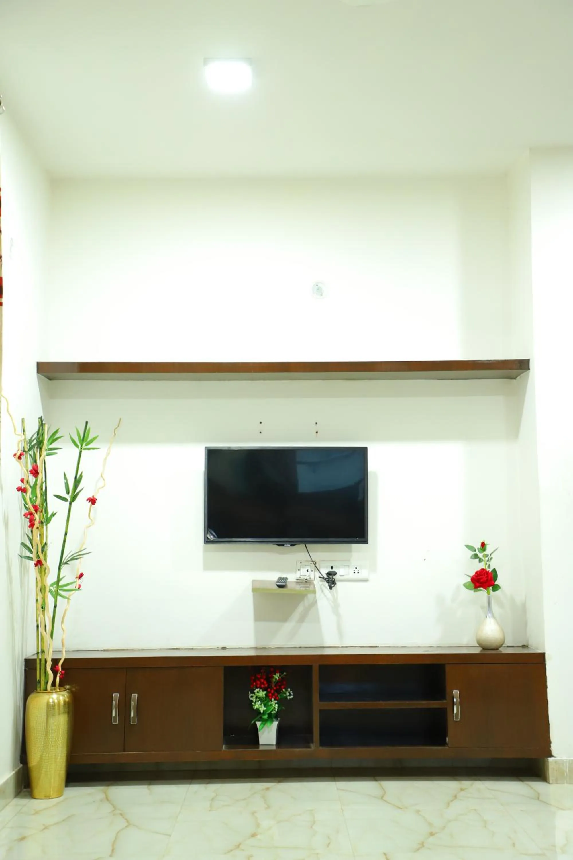 Communal lounge/ TV room in Shivoham Yoga Retreat