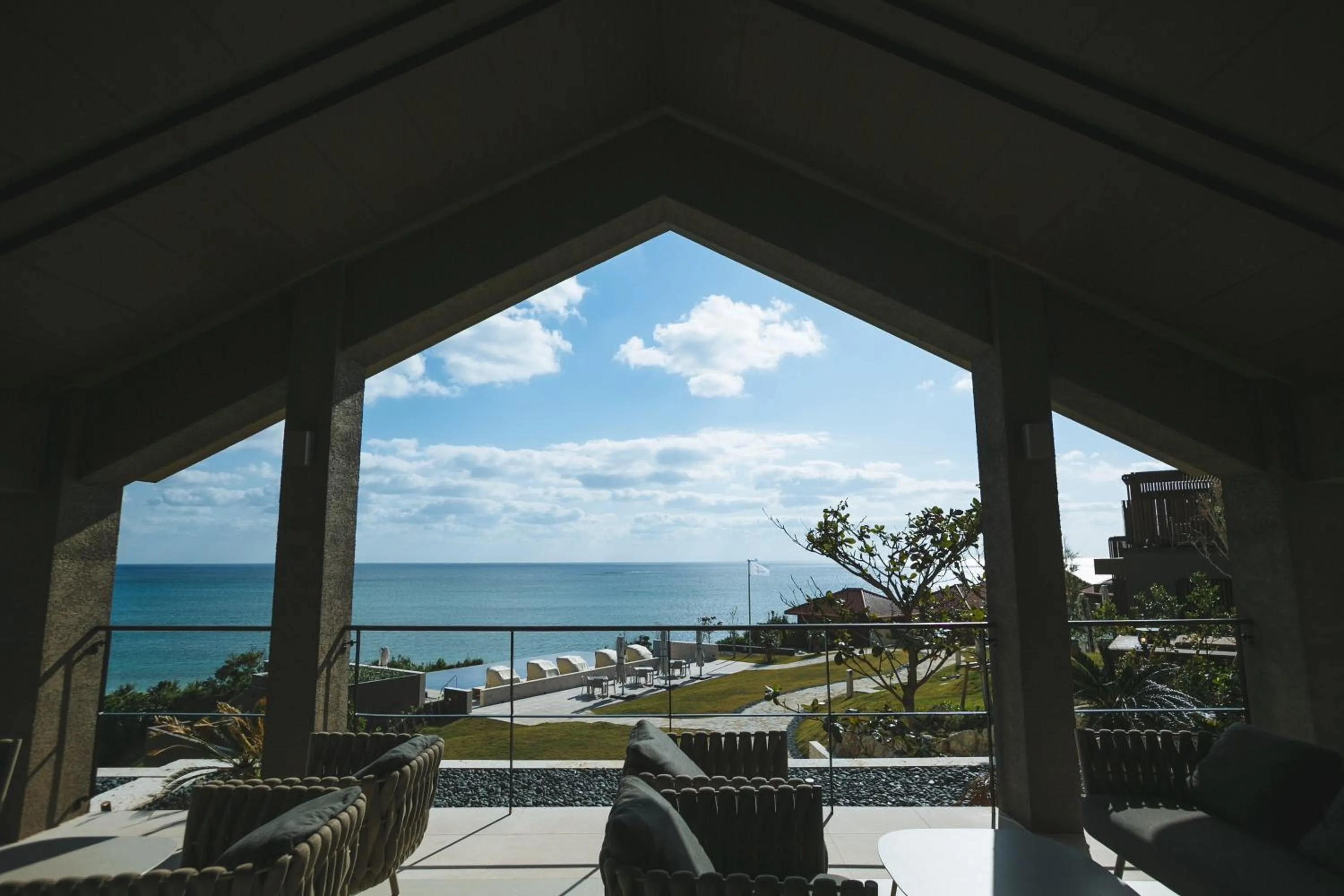 Lounge or bar in THE HIRAMATSU HOTELS & RESORTS GINOZA OKINAWA