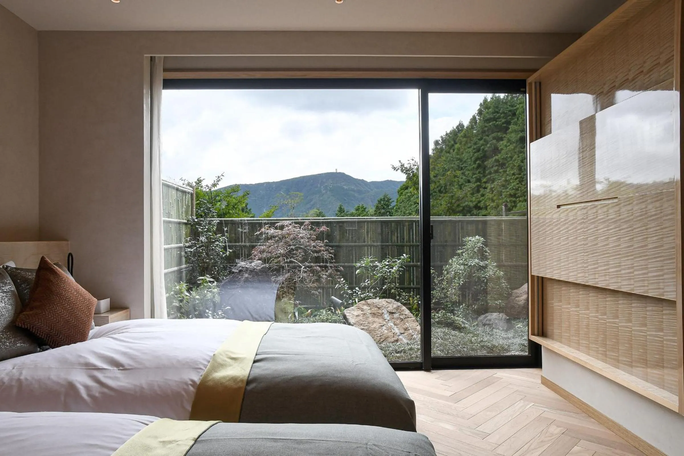 Bed in THE HIRAMATSU HOTELS & RESORTS SENGOKUHARA HAKONE