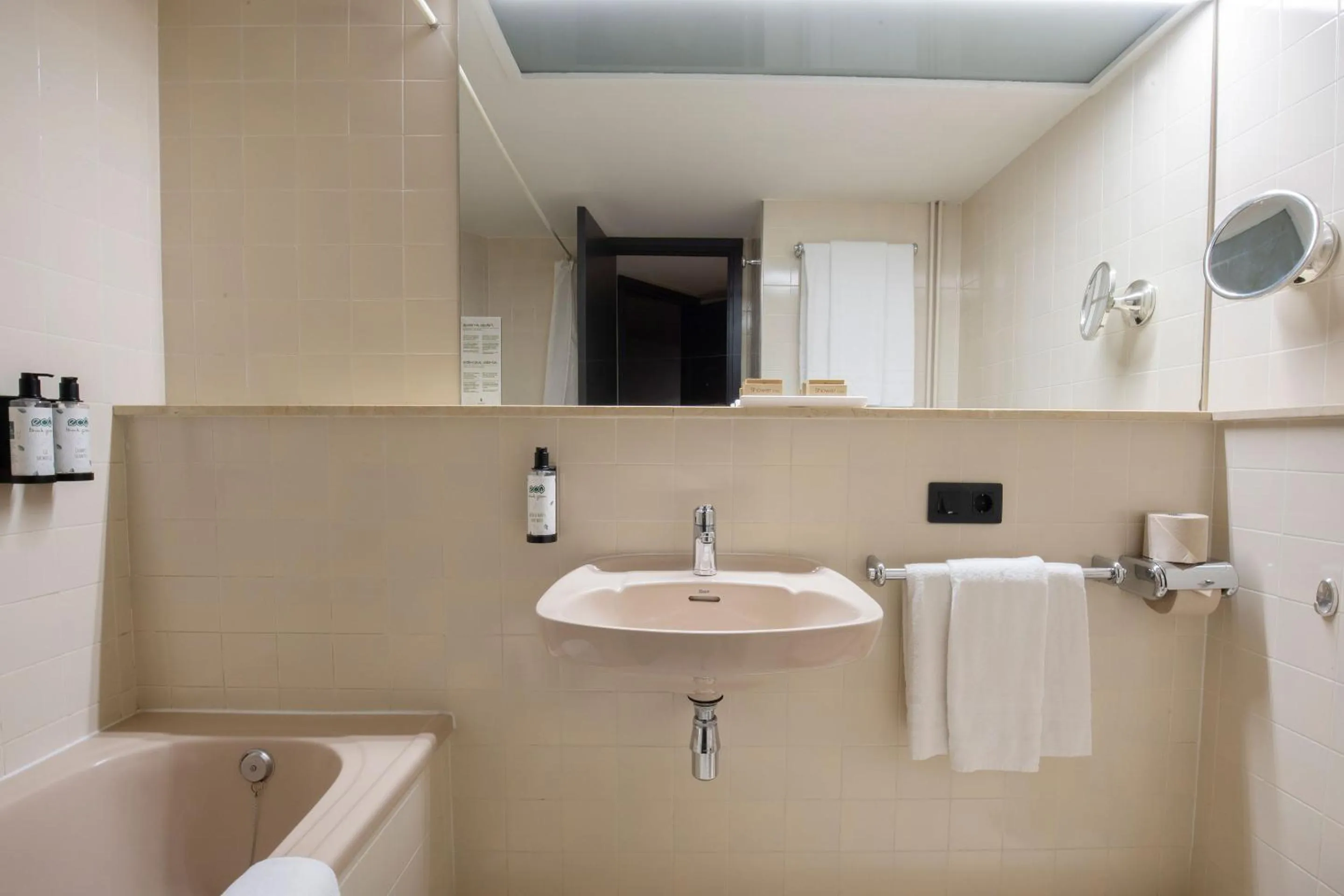 Bathroom in Hotel Comtes d'Urgell by Nexta