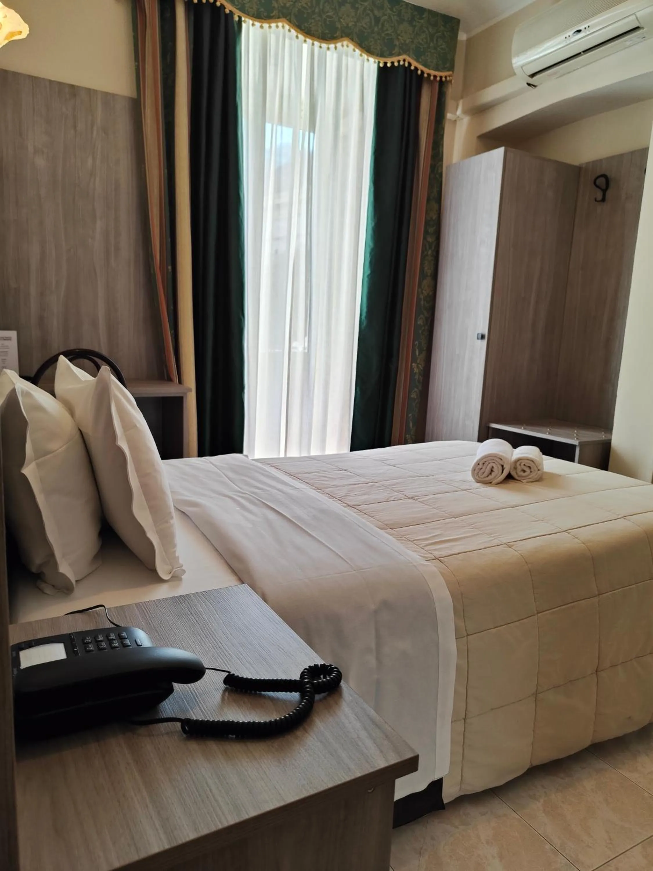 Bedroom, Bed in Hotel Romano