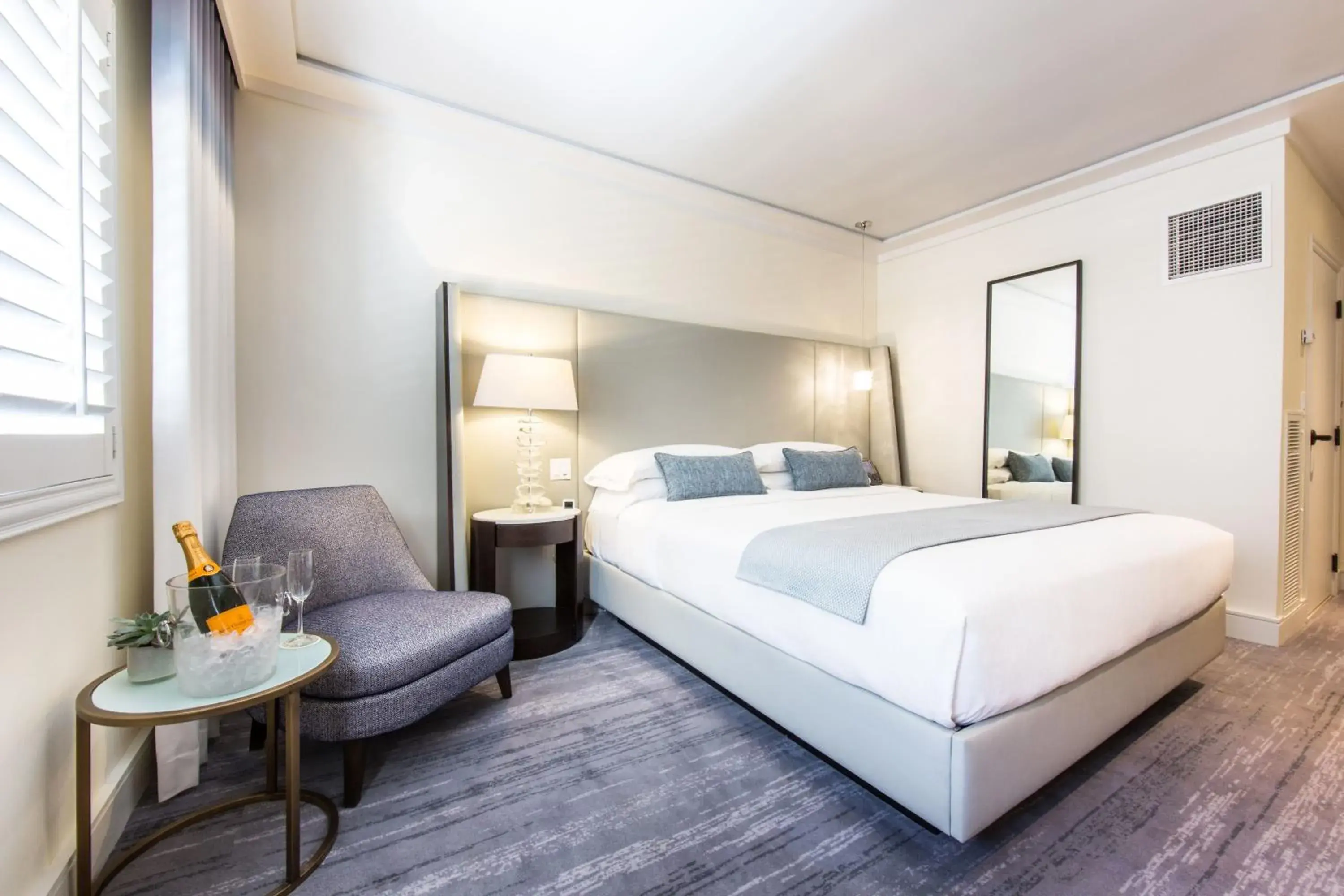 Day, Bed in Mosaic Hotel Beverly Hills Day, Bed in Mosaic Hotel Beverly Hills