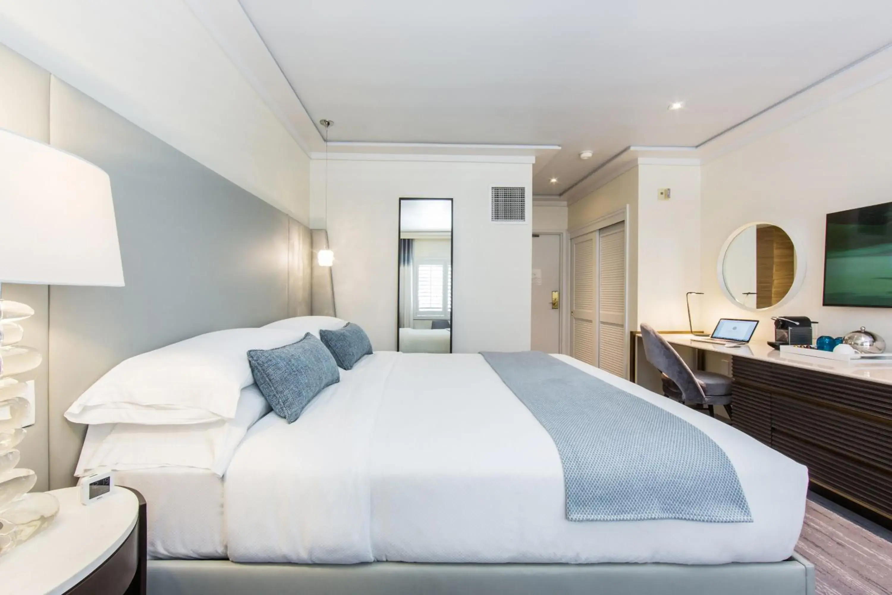 Photo of the whole room, Bed in Mosaic Hotel Beverly Hills Photo of the whole room, Bed in Mosaic Hotel Beverly Hills