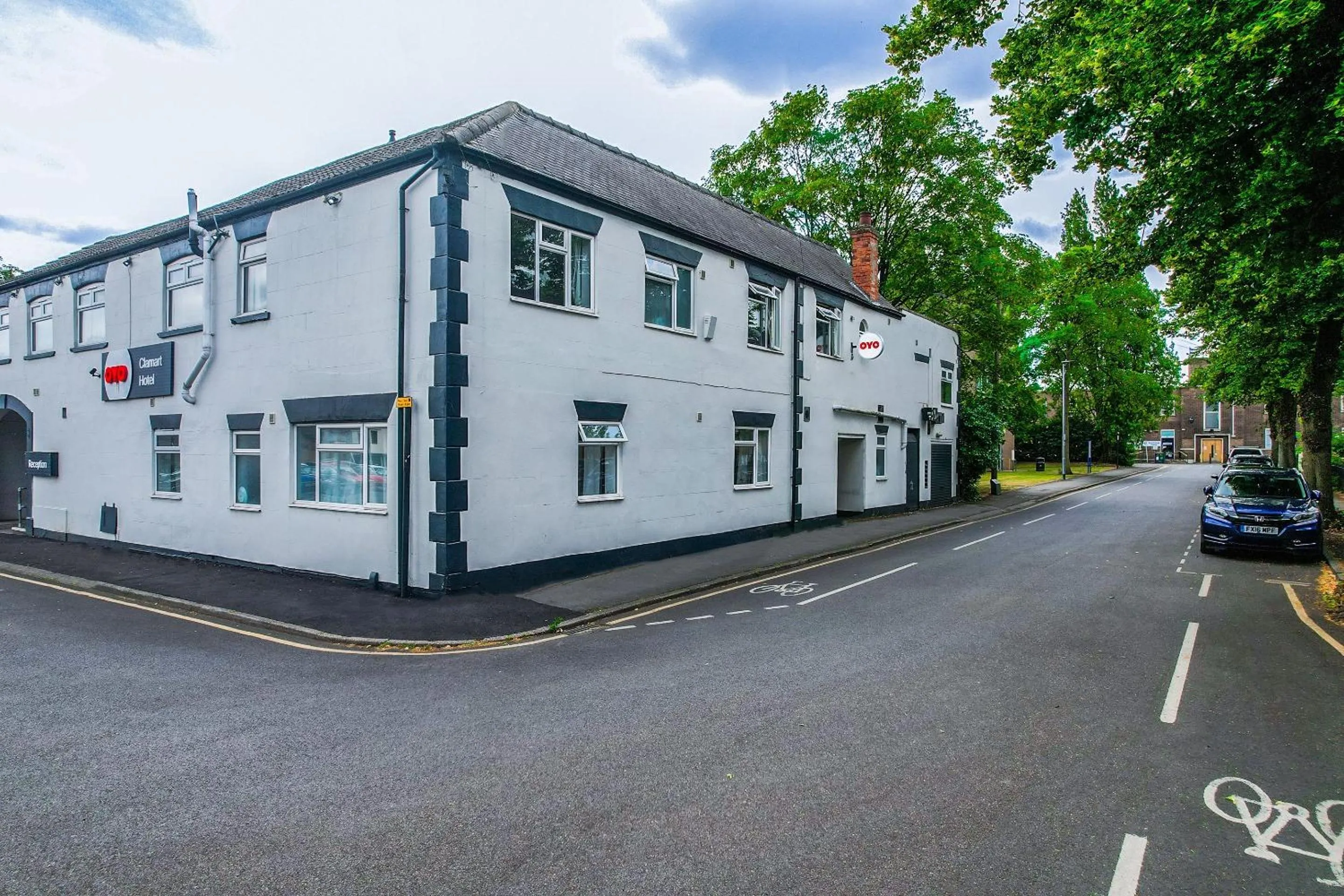 Facade/entrance in OYO Hotel Clamart