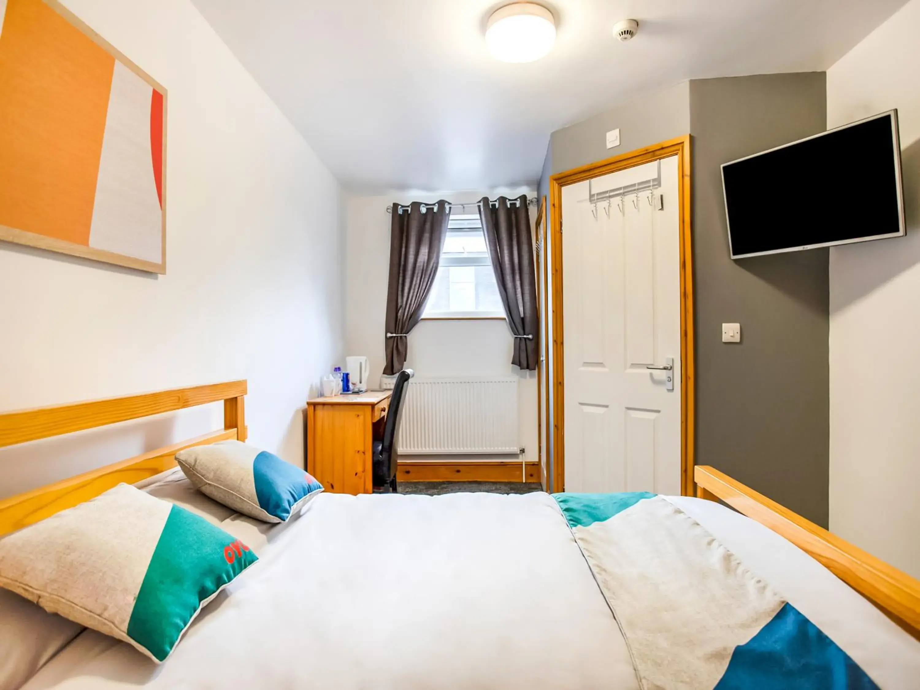 Standard Double Room in OYO Hotel Clamart Standard Double Room in OYO Hotel Clamart