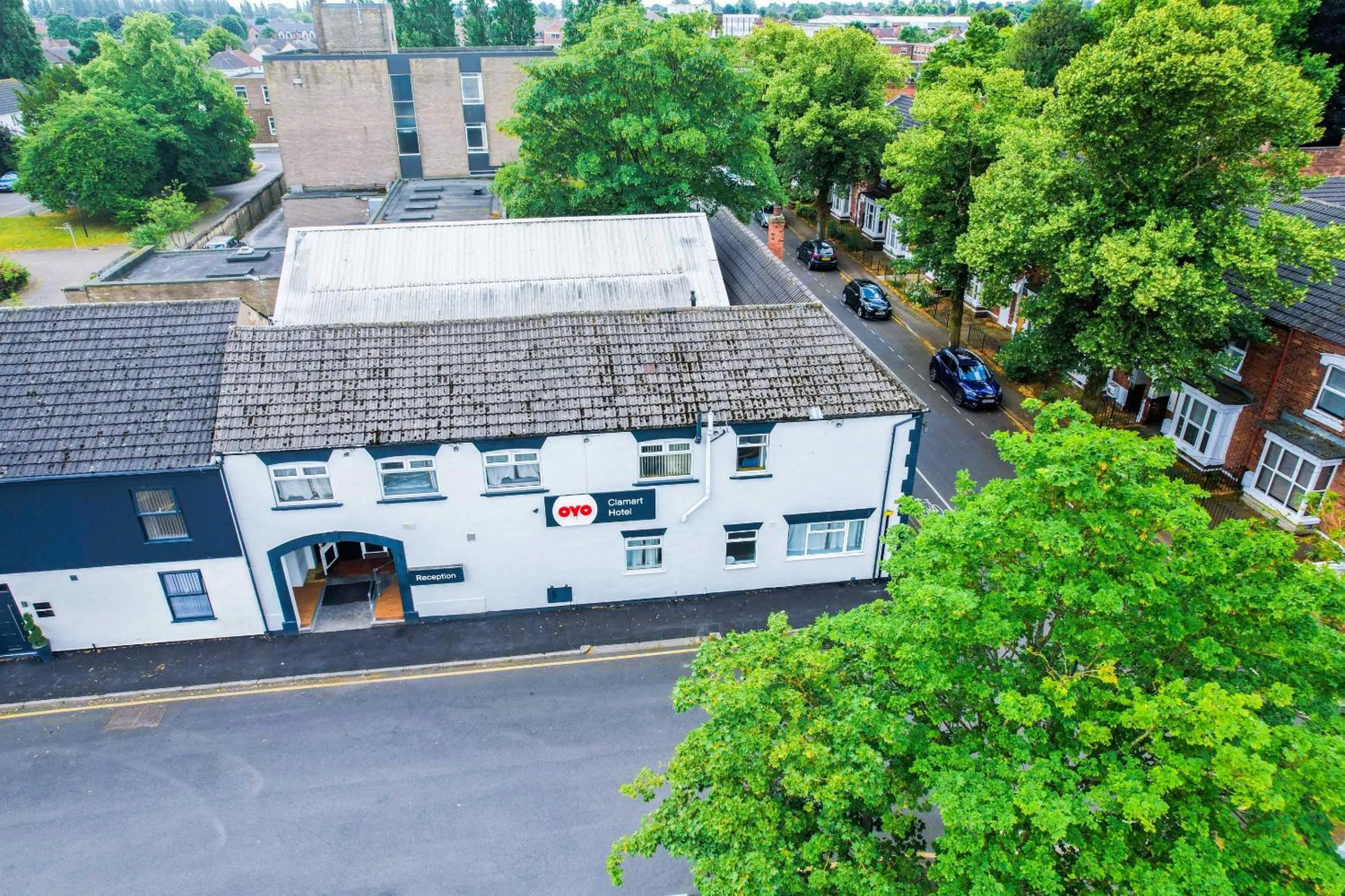Facade/entrance in OYO Hotel Clamart