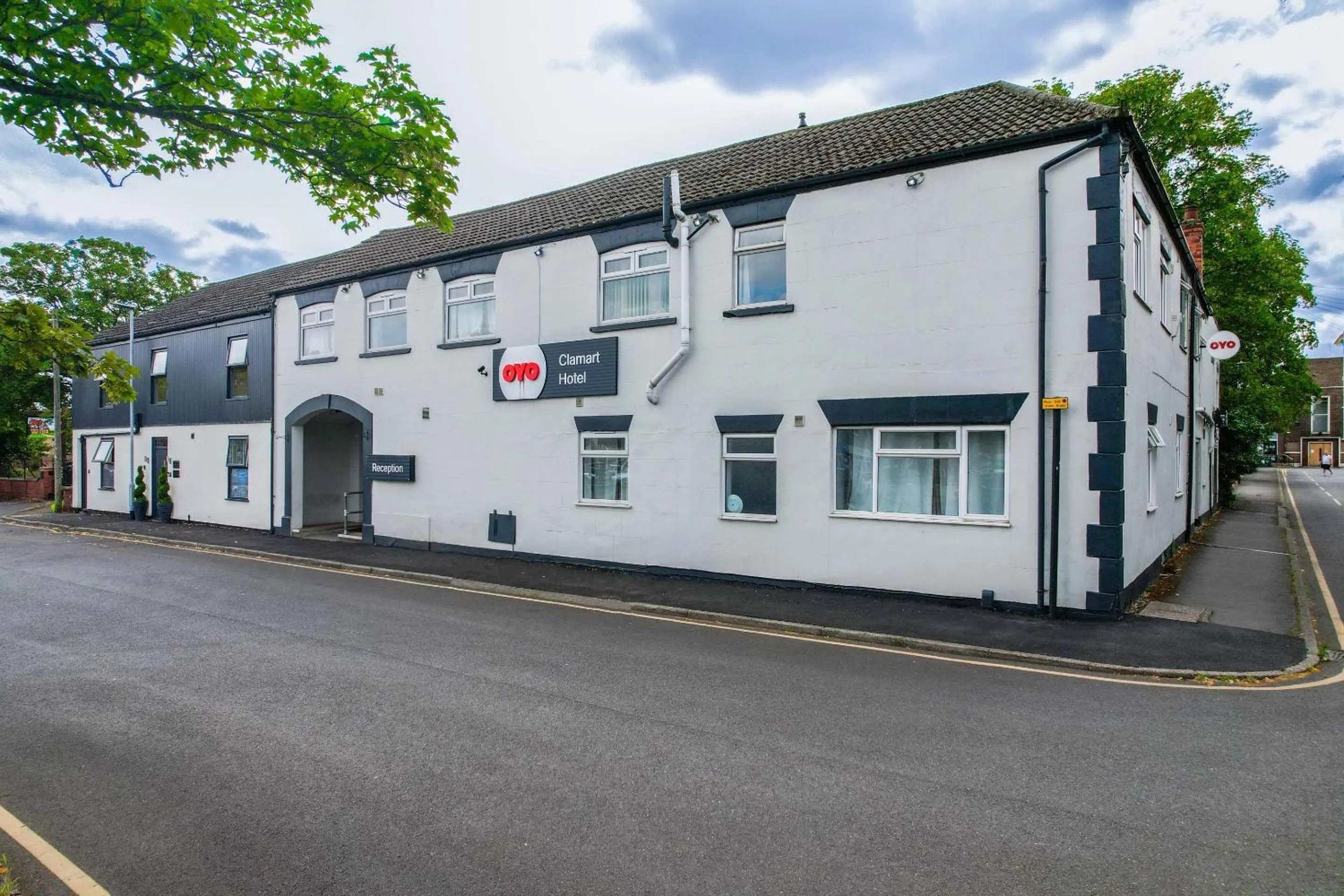 Facade/entrance in OYO Hotel Clamart