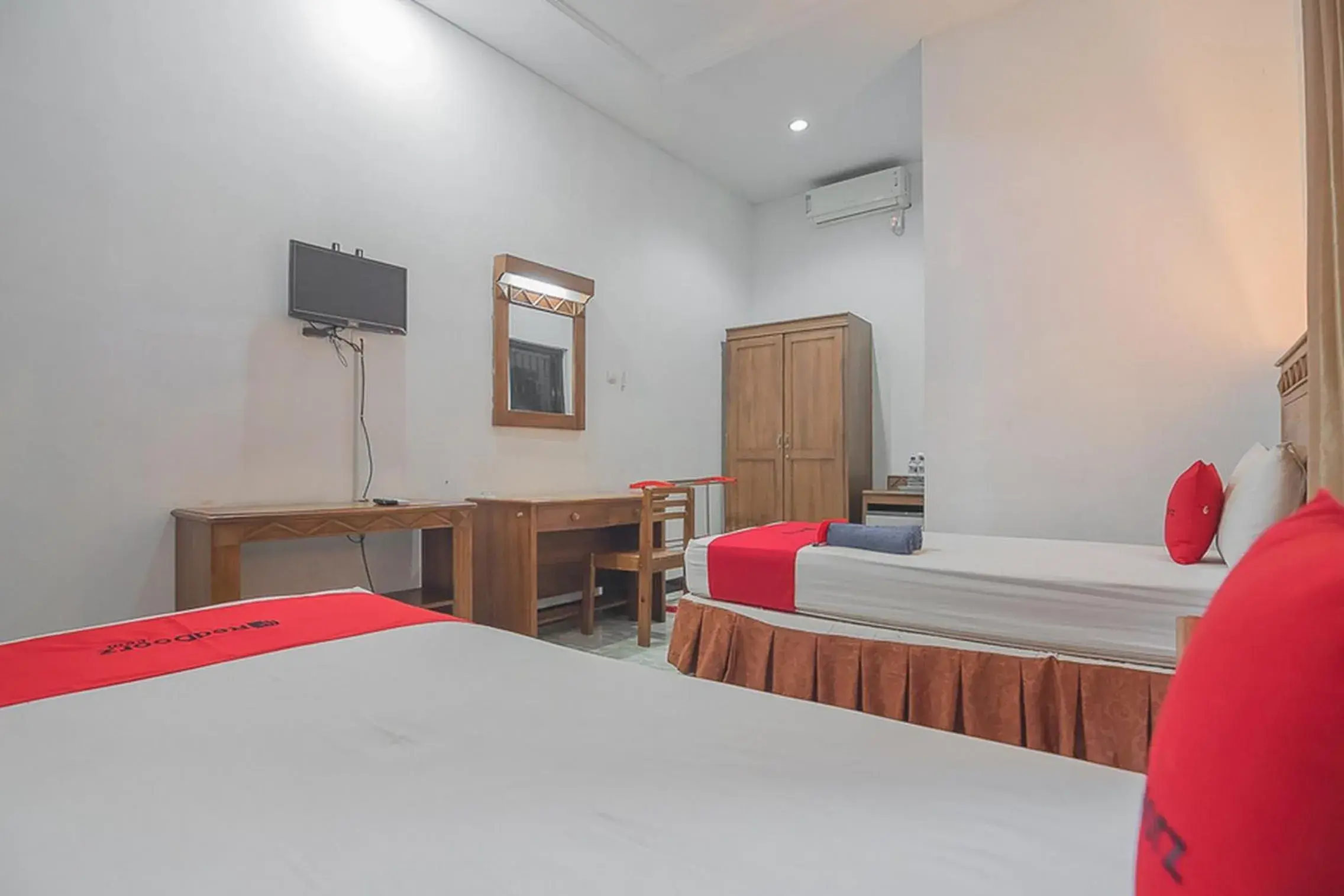 Bedroom, Bed in RedDoorz Plus near RSUD Majalengka Bedroom, Bed in RedDoorz Plus near RSUD Majalengka