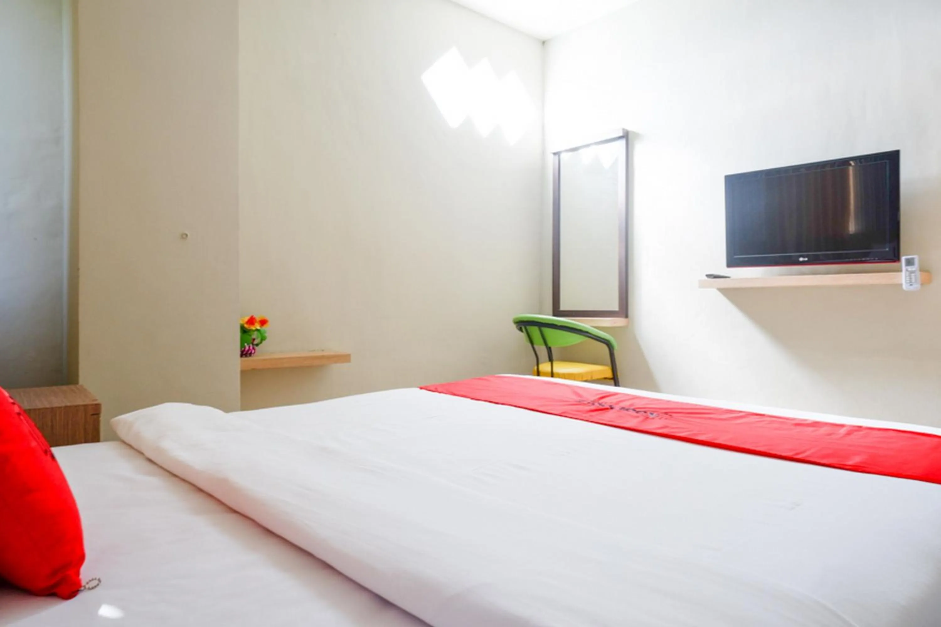 Bedroom, Bed in RedDoorz Plus near RSUD Majalengka