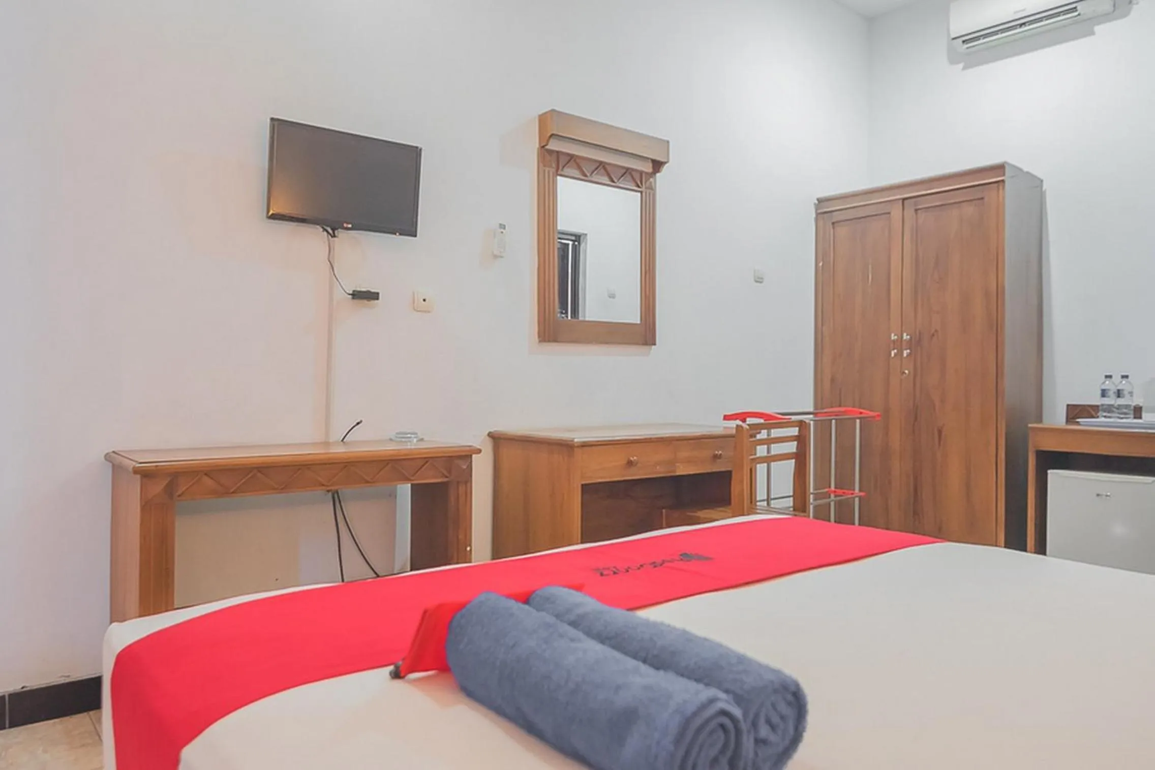 TV and multimedia, Bed in RedDoorz Plus near RSUD Majalengka