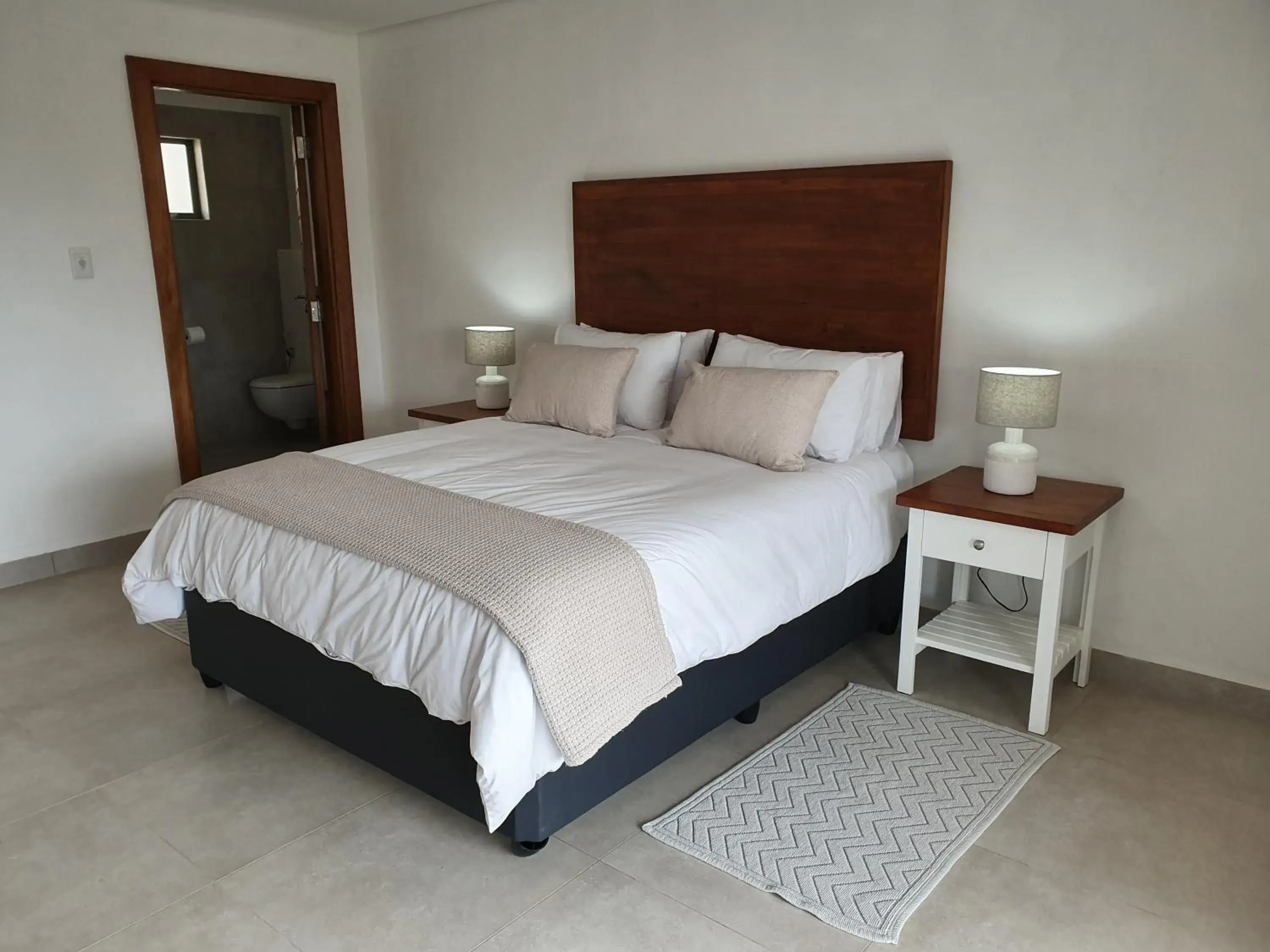 Deluxe Queen Room in 5 On Lindsay Deluxe Queen Room in 5 On Lindsay