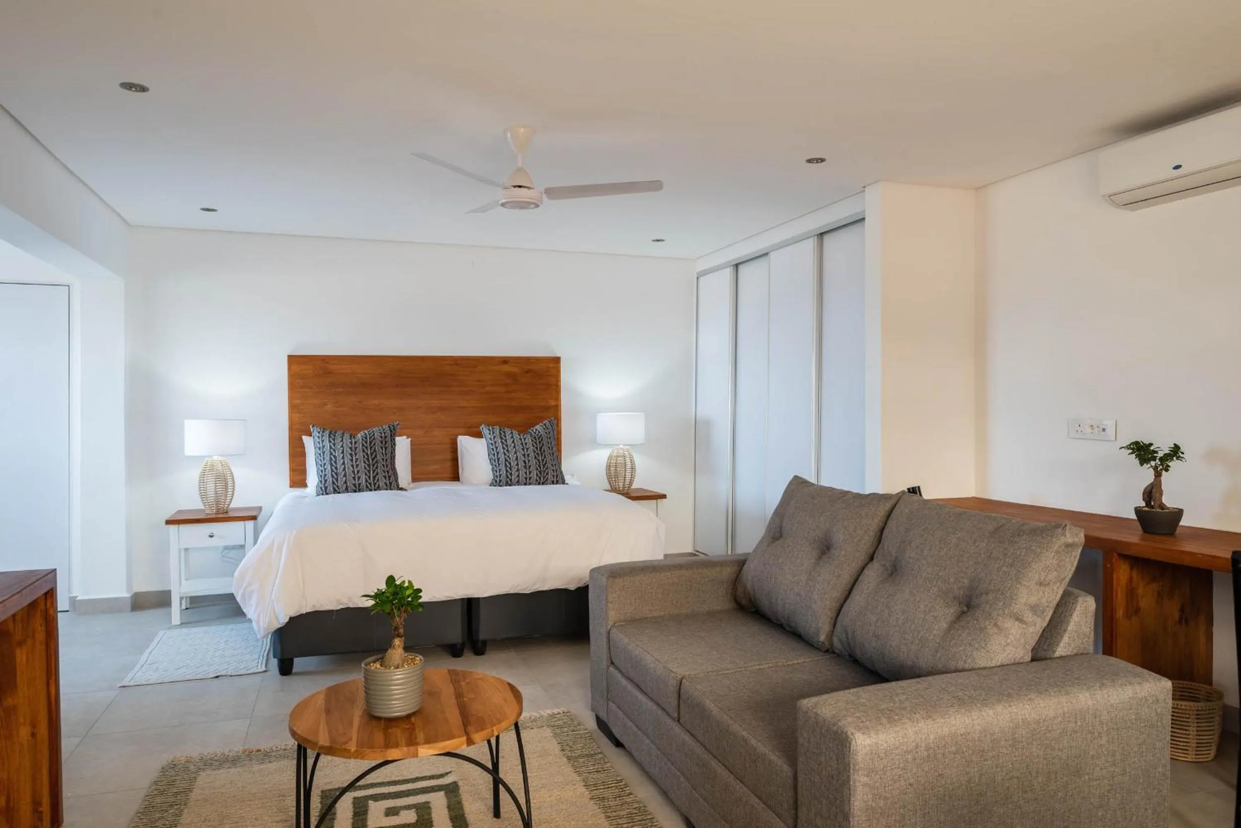 Photo of the whole room in 5 On Lindsay