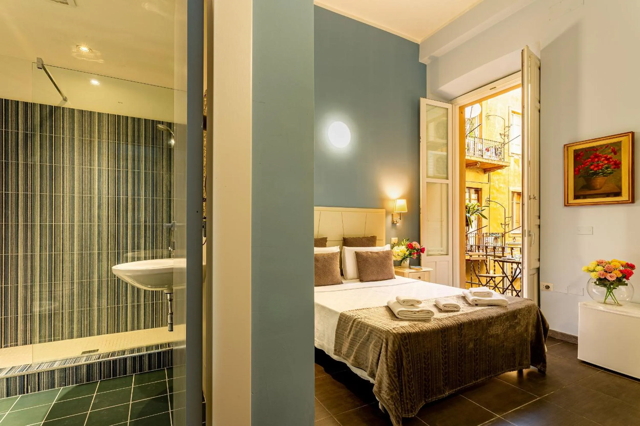 Shower, Bed in Marlin Rooms